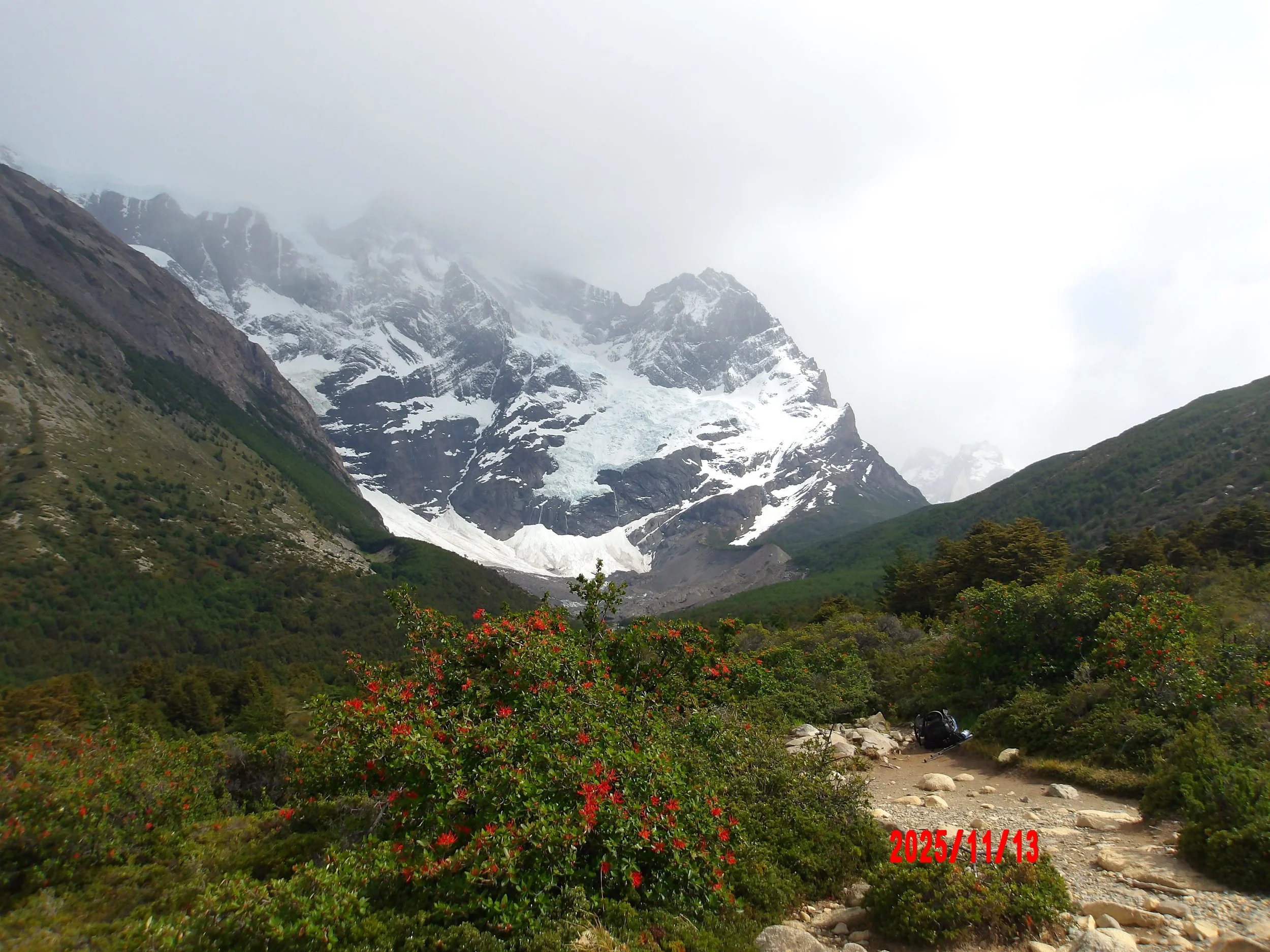 Sendero con glaciar al fondo en el circuito w