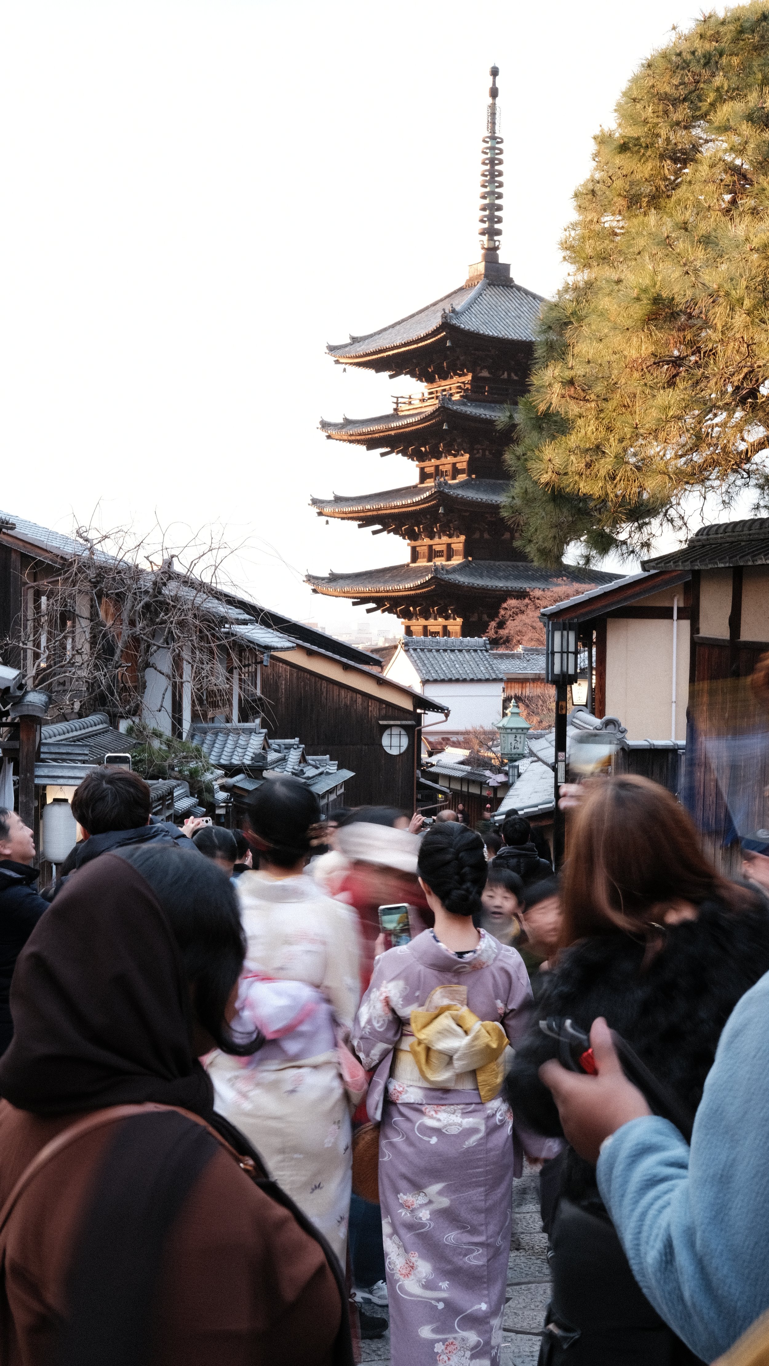 Dos mujeres con yukata detenidas entre la multitud en el templo To-ji, en el centro de Kioto.