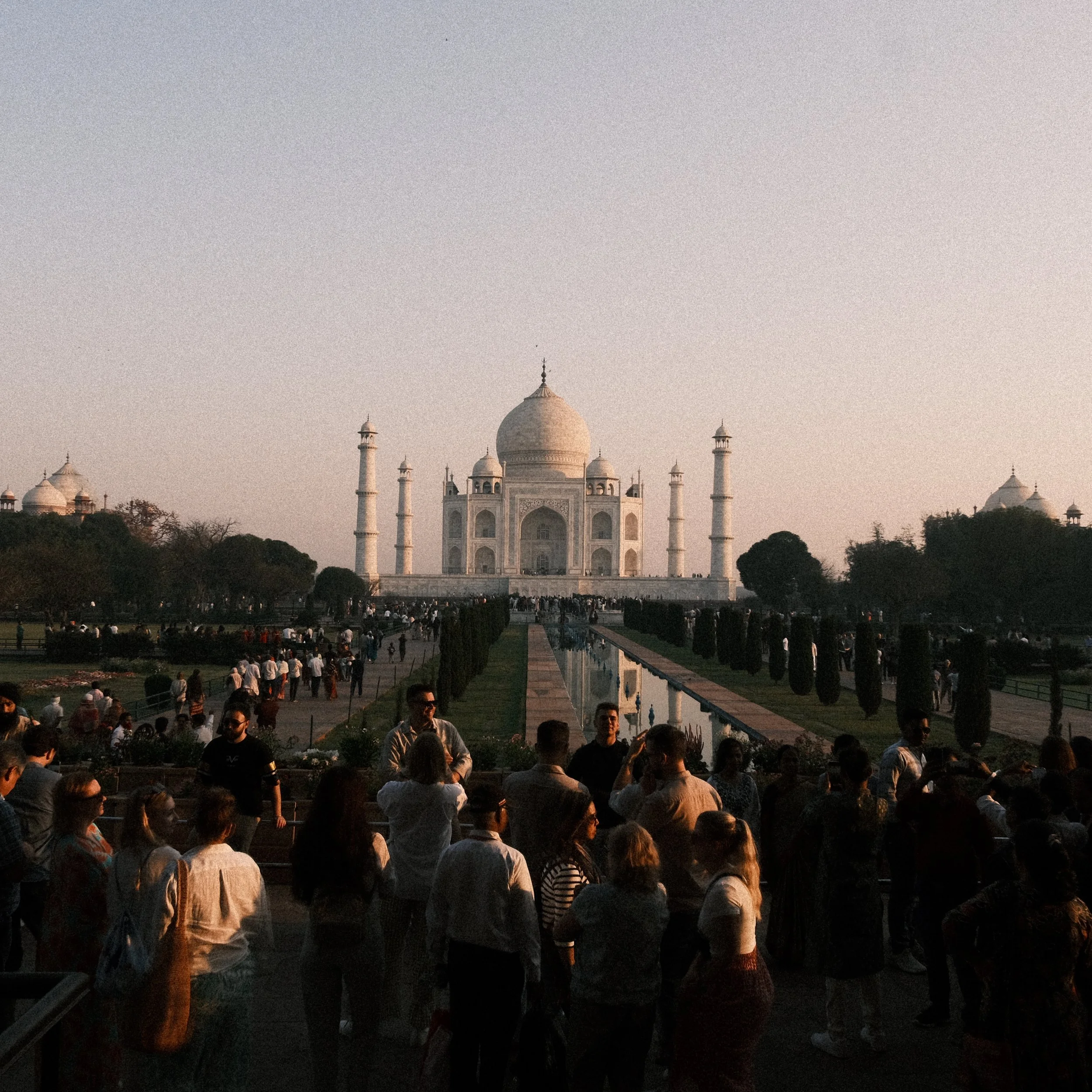 Multitud frente al Taj Mahal al amanecer