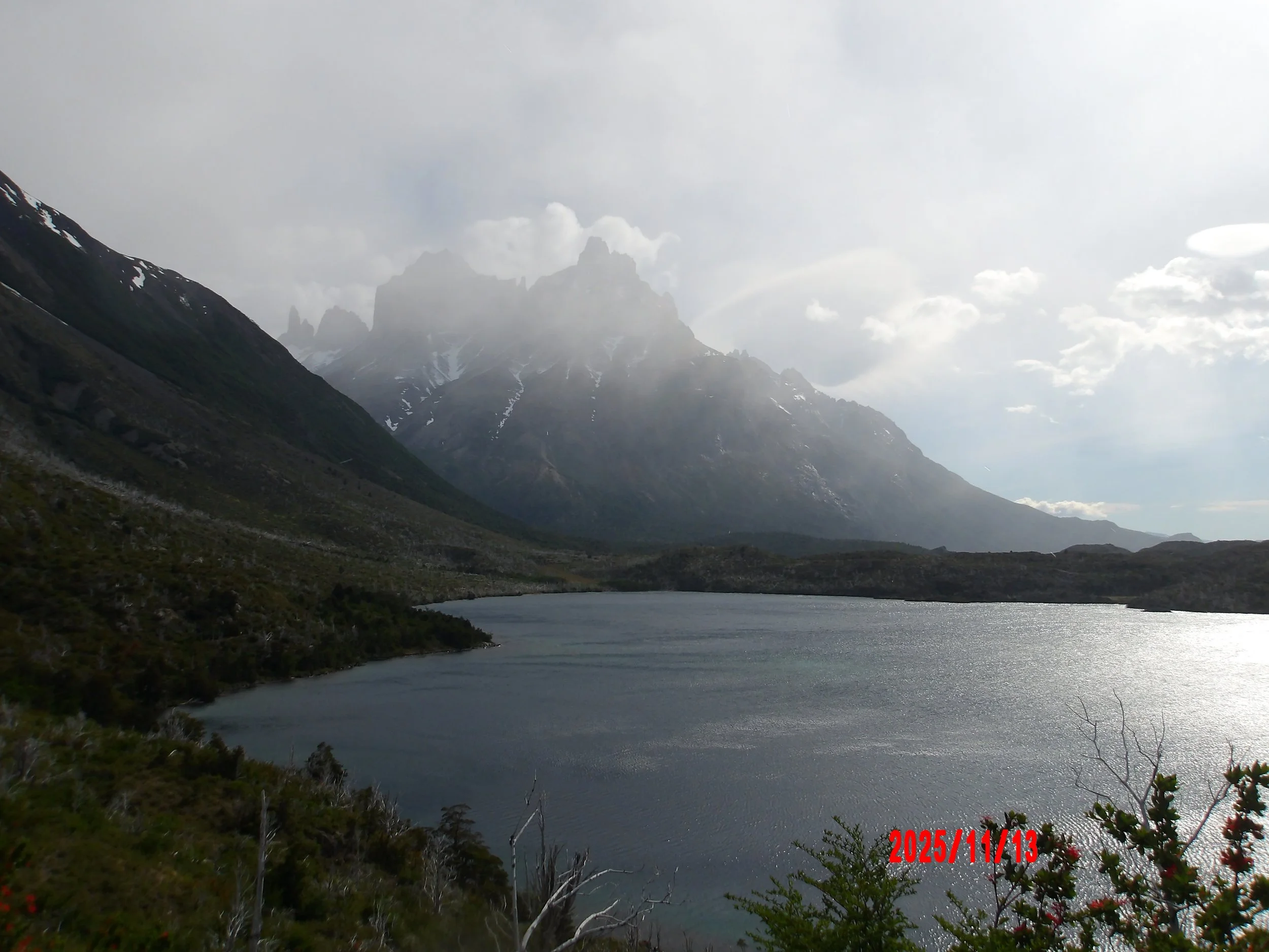 Lago con montañas al fondo en Torres del Paine, Patagonia, Chile.
