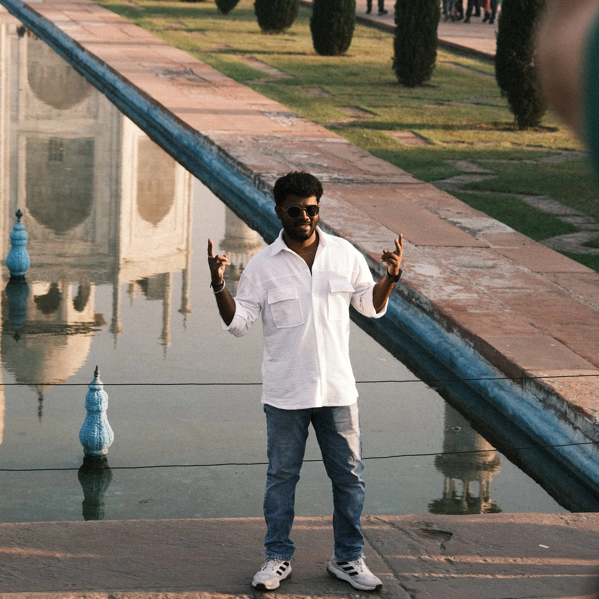 Hombre posando frente al Taj Mahal