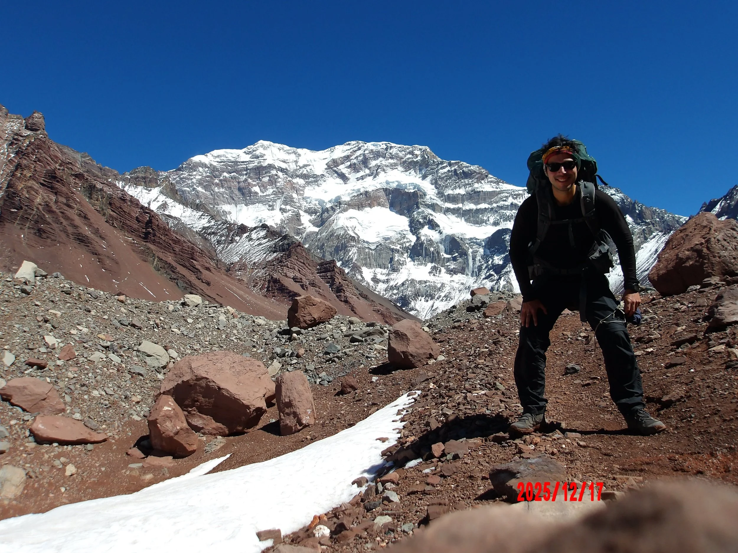 Foto de persona con el Aconcagua al fondo