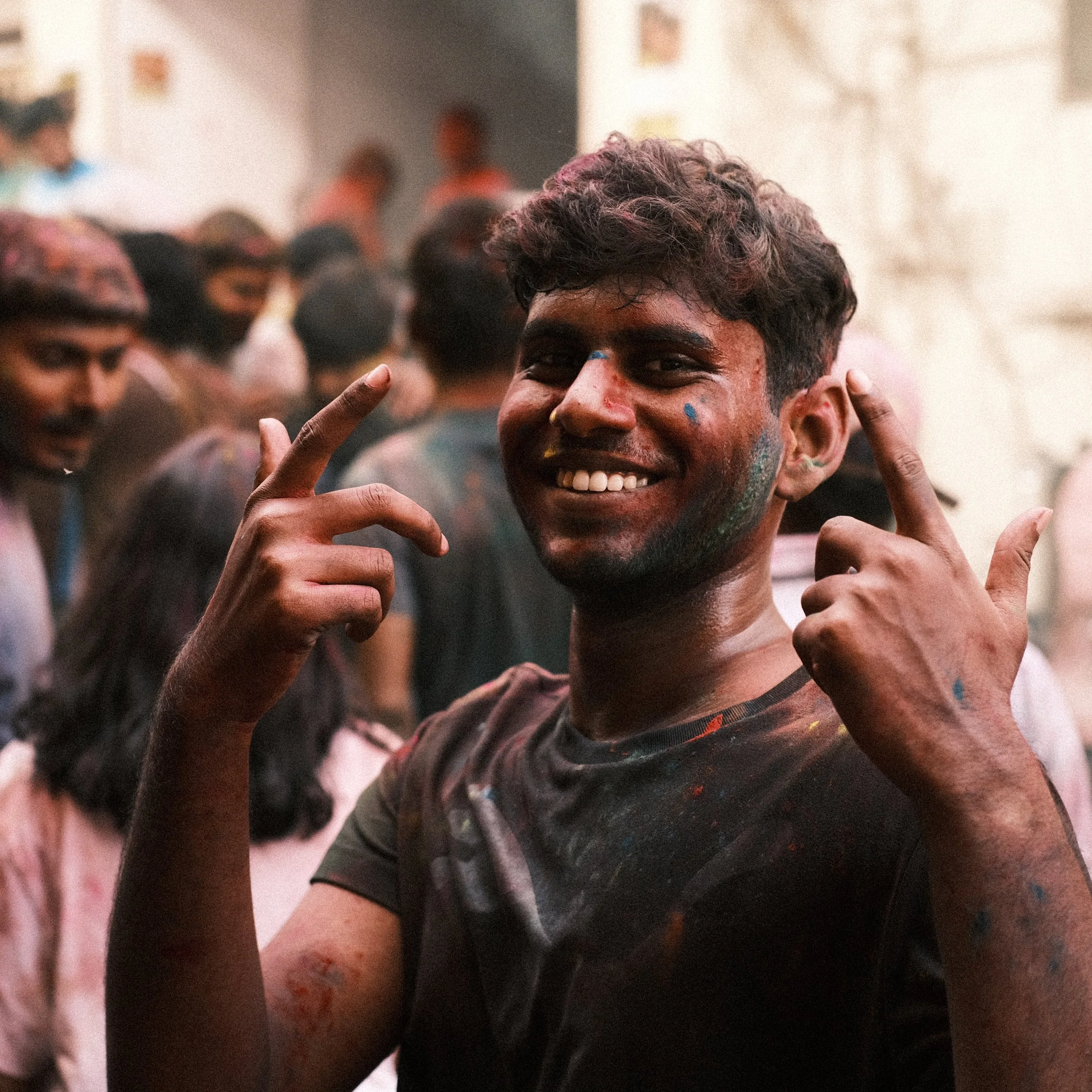Hombre sonriente durante Holi en India