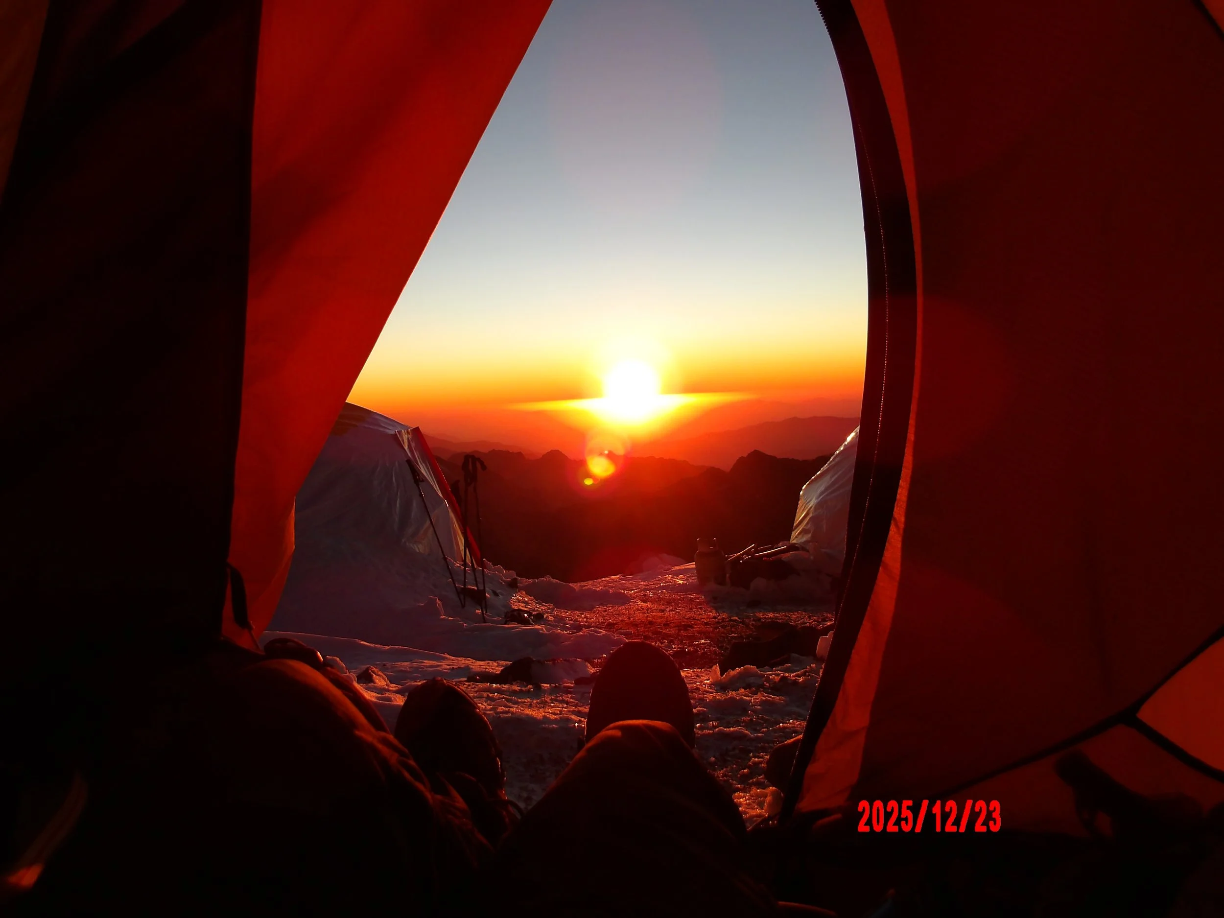 Anochecer en Campamento Cólera. Foto tomada dentro de la carpa.