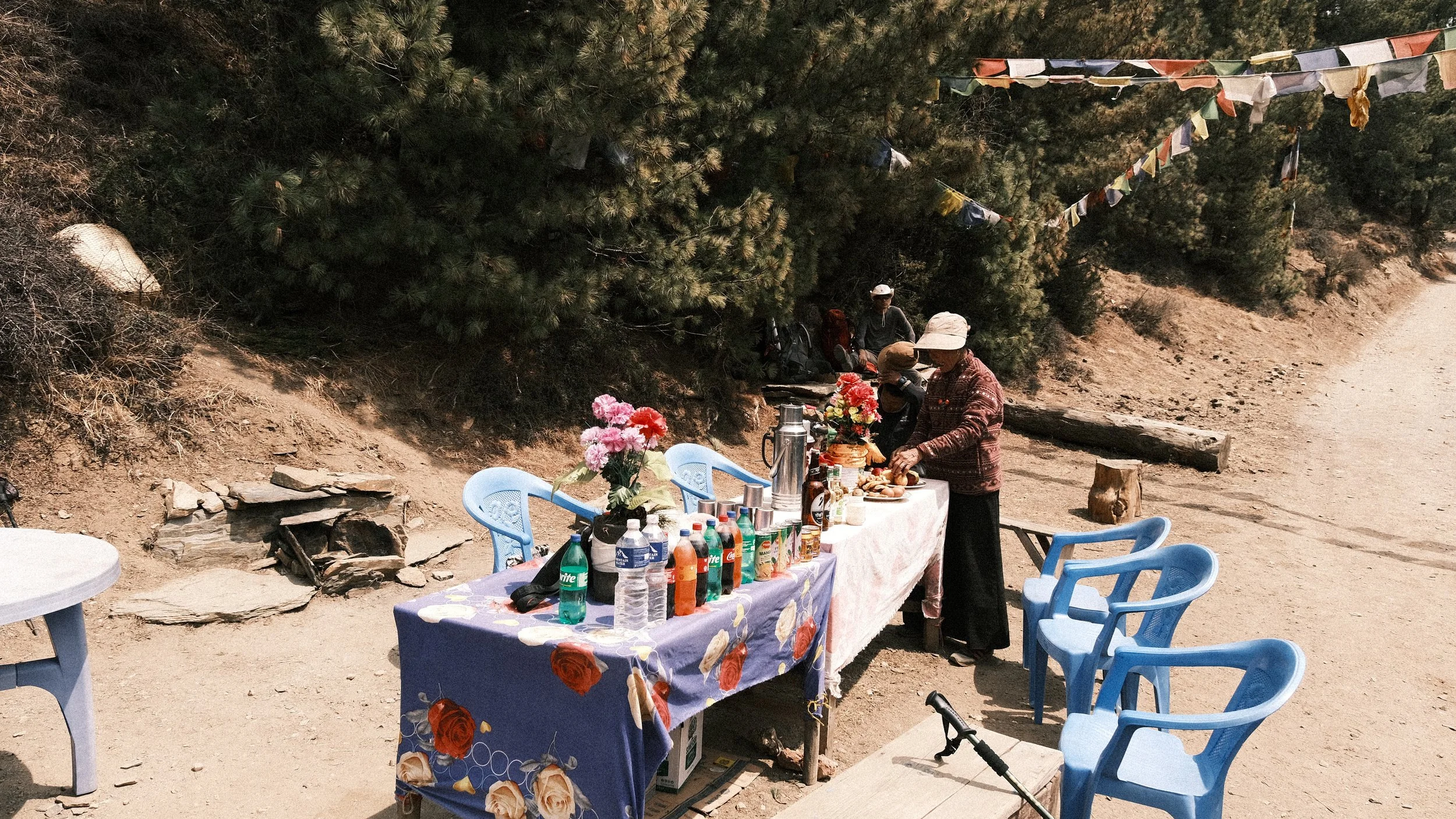 Persona vendiendo bebidas y comida en Nepal.