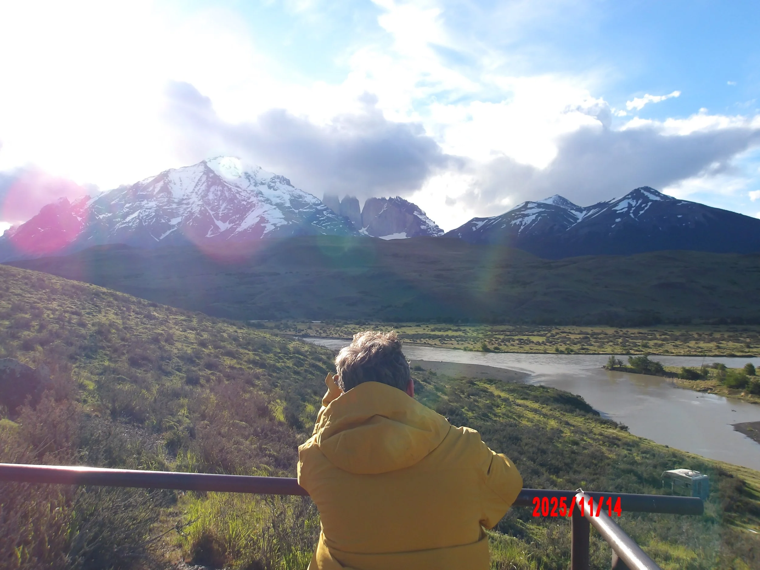 Persona viendo atardecer en Torres del Paine con montañas al fondo