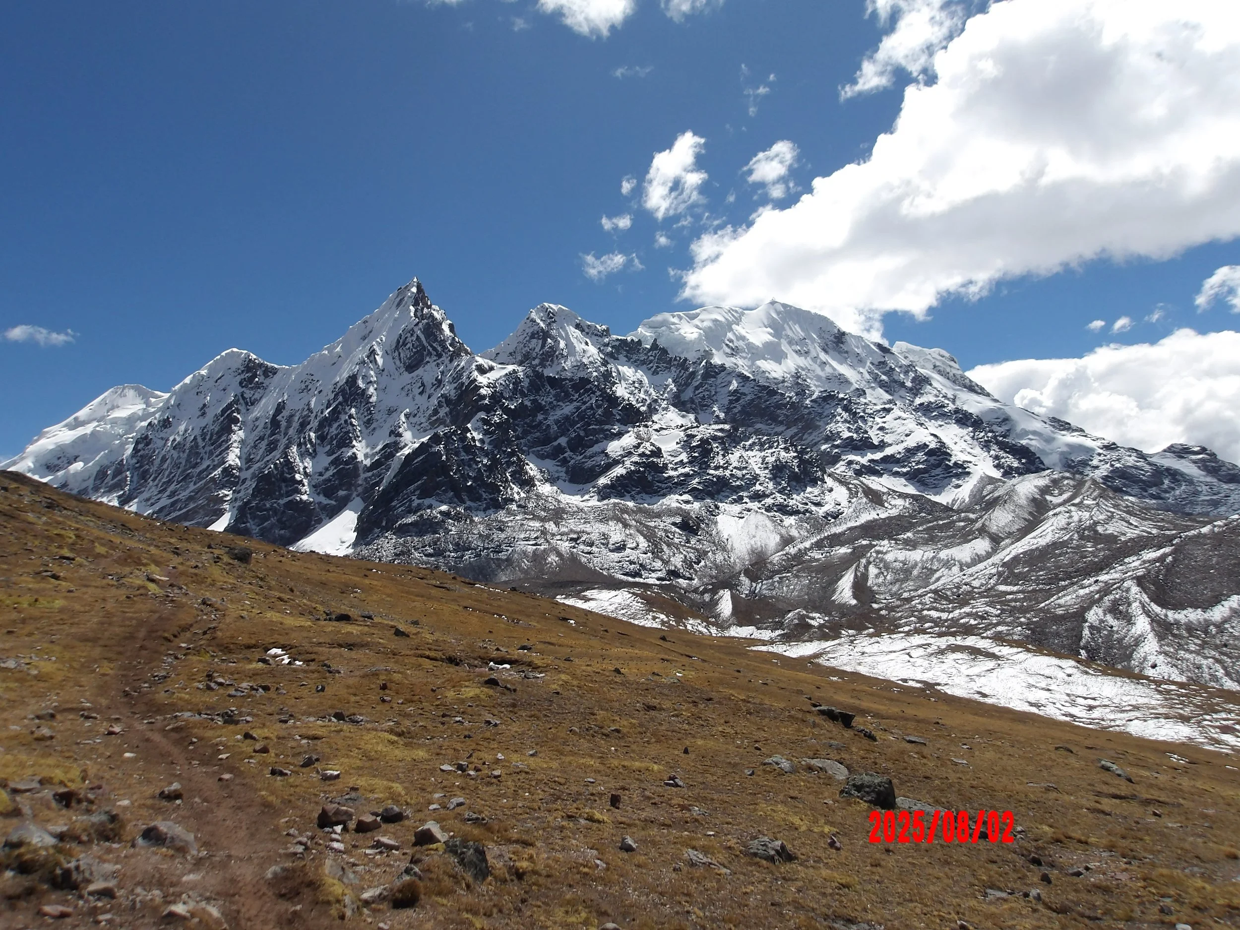 Sendero en el Trek de Ausangate con montaña nevada al fondo