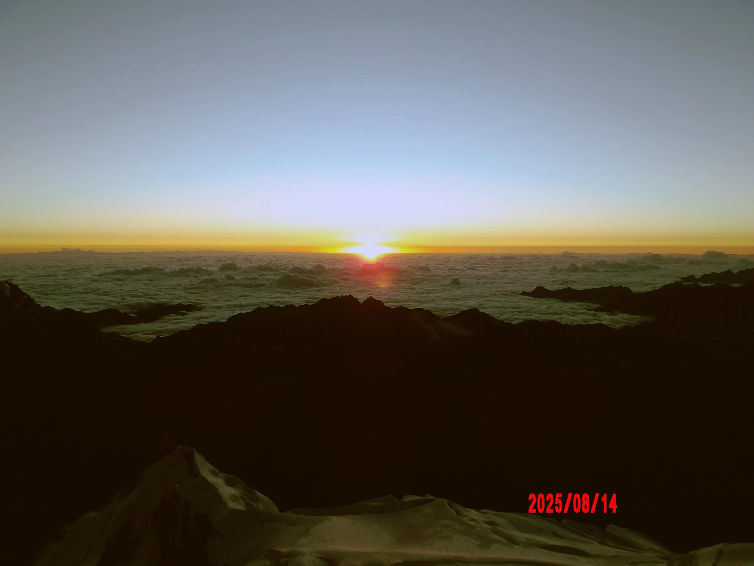 Amanecer desde la cumbre de Huayna Potosí.