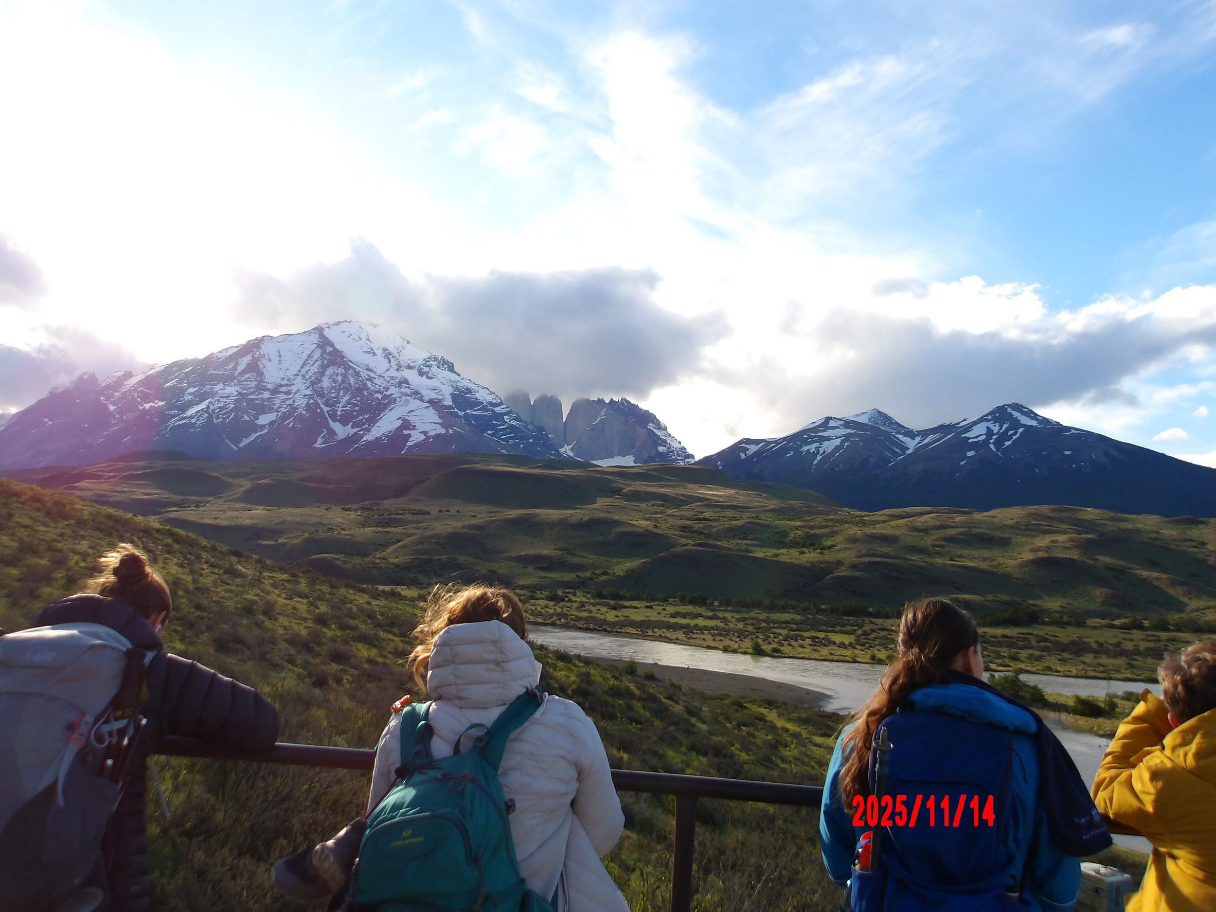 Personas admirando la vista de montañas y glaciares en Torres del Paine, Patagonia, Chile.