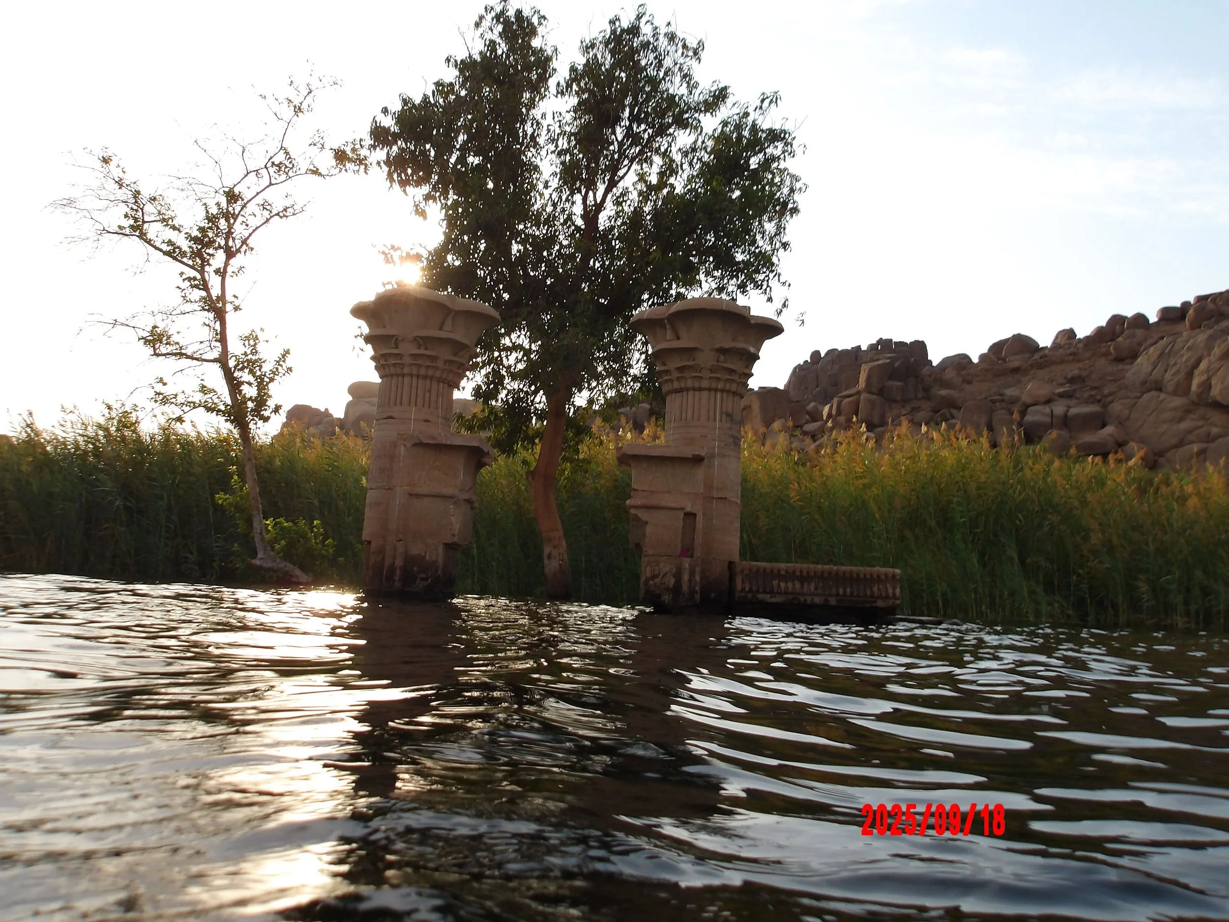 Templo egipcio parcialmente sumergido en el Nilo.