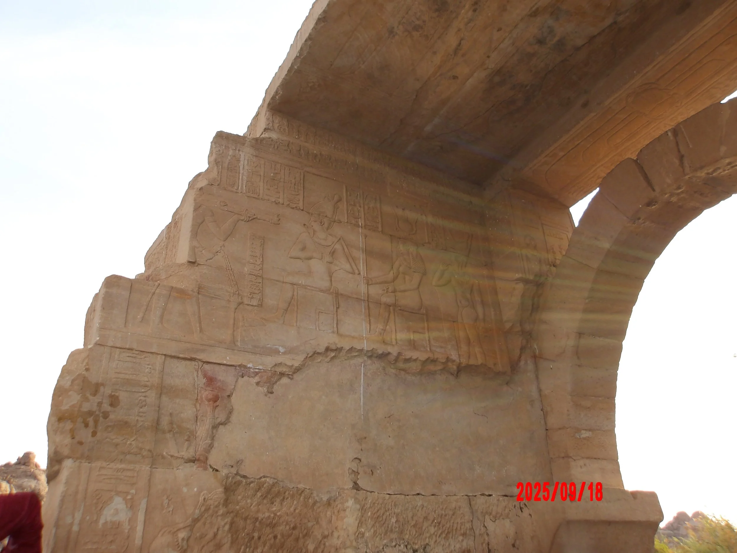 Jeroglíficos e imágenes egipcias en un templo.