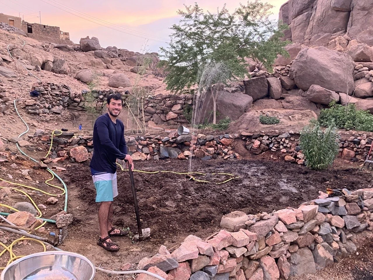 Persona trabajando en un jardín de voluntariado en Egipto.