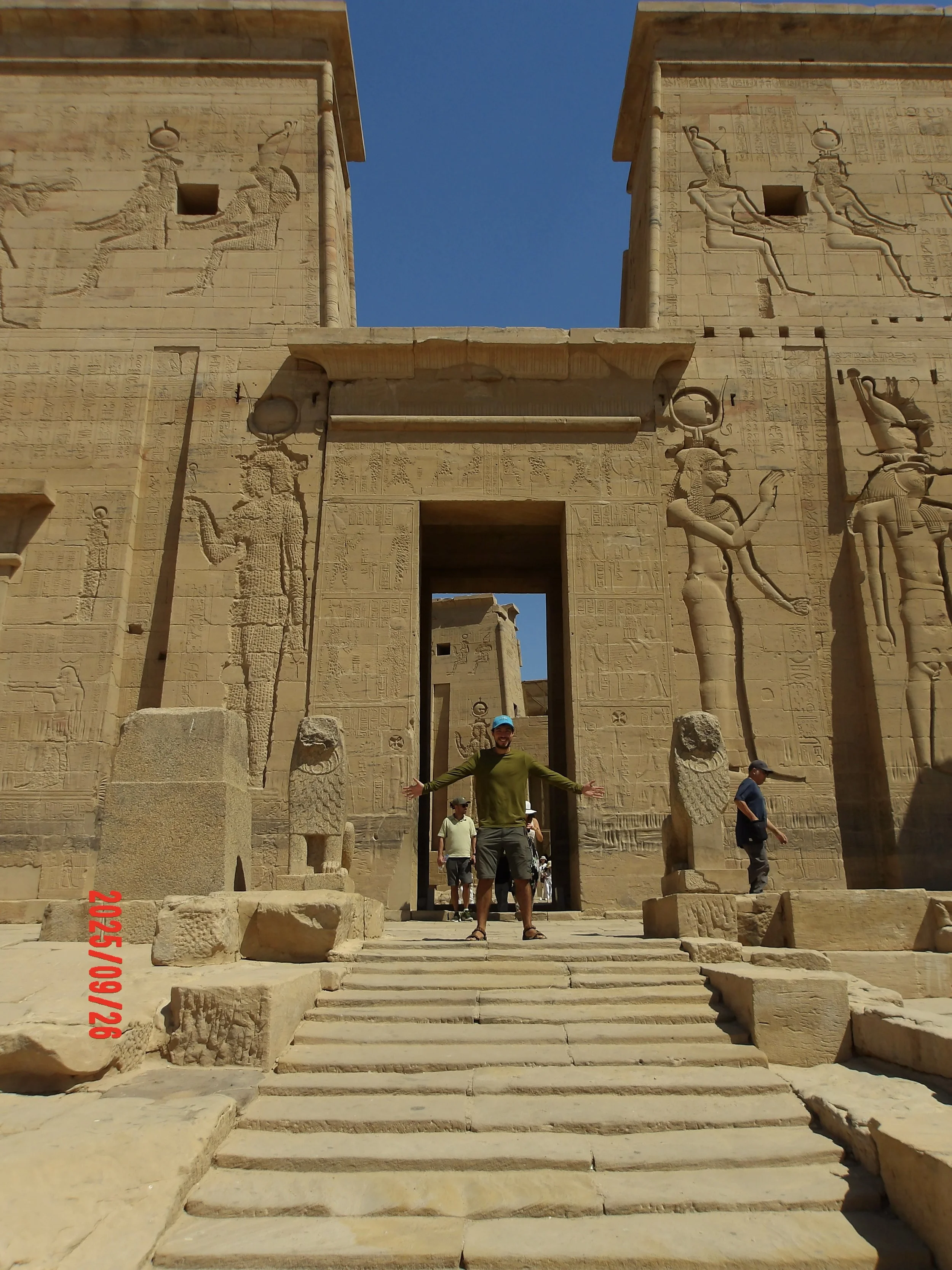 Persona posando en la entrada al templo de Philae.