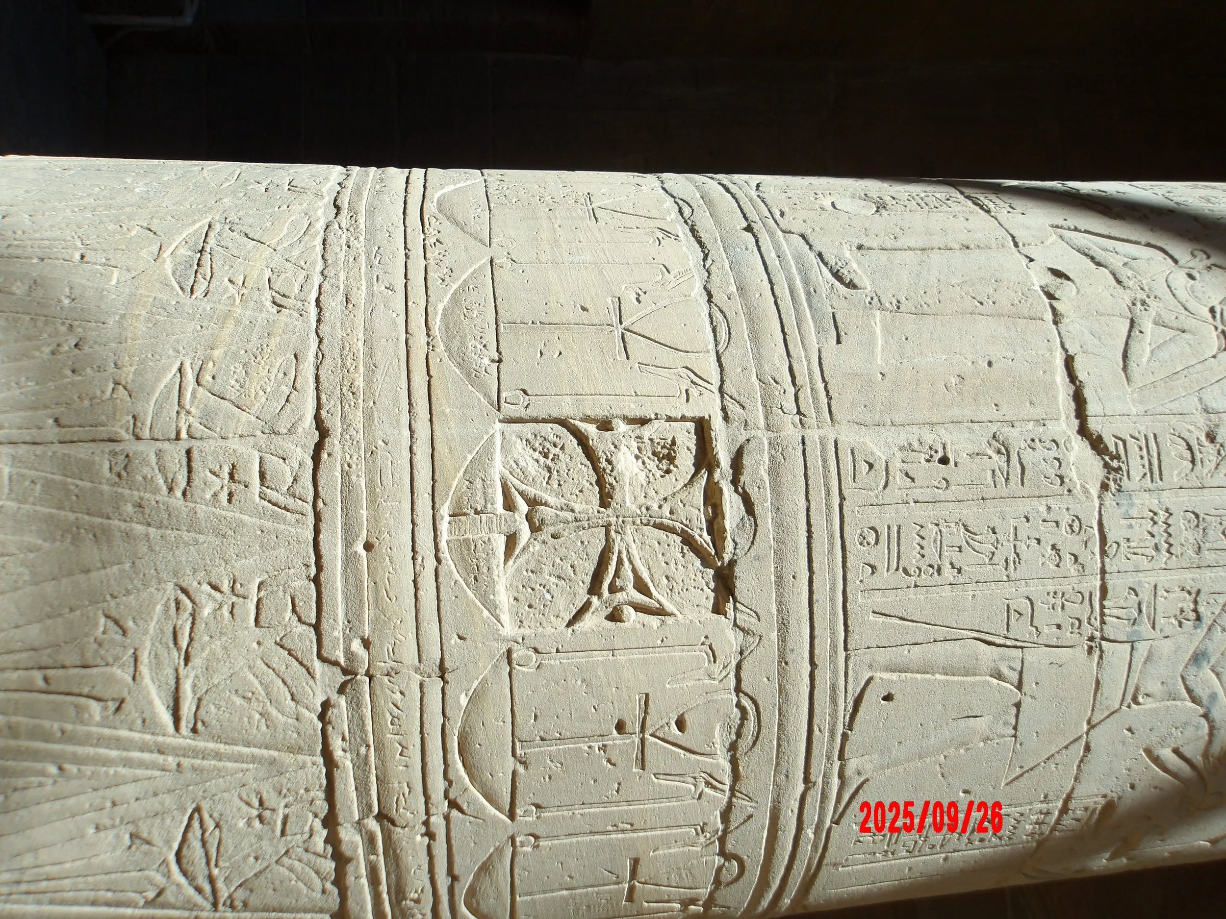 Cruz cristiana tallada en templo egipcio.
