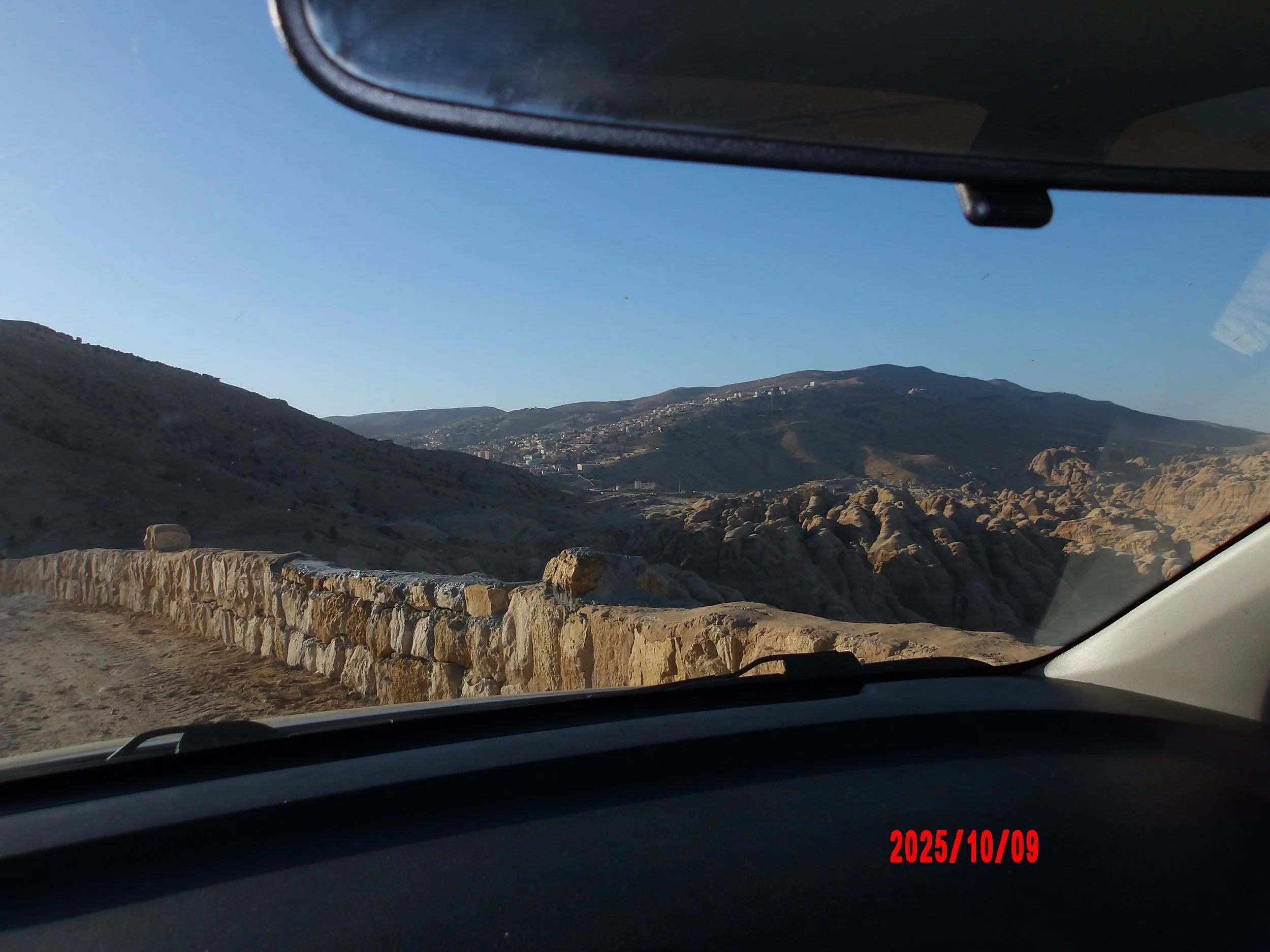 Foto de paisaje montañoso desde un carro en Jordania.