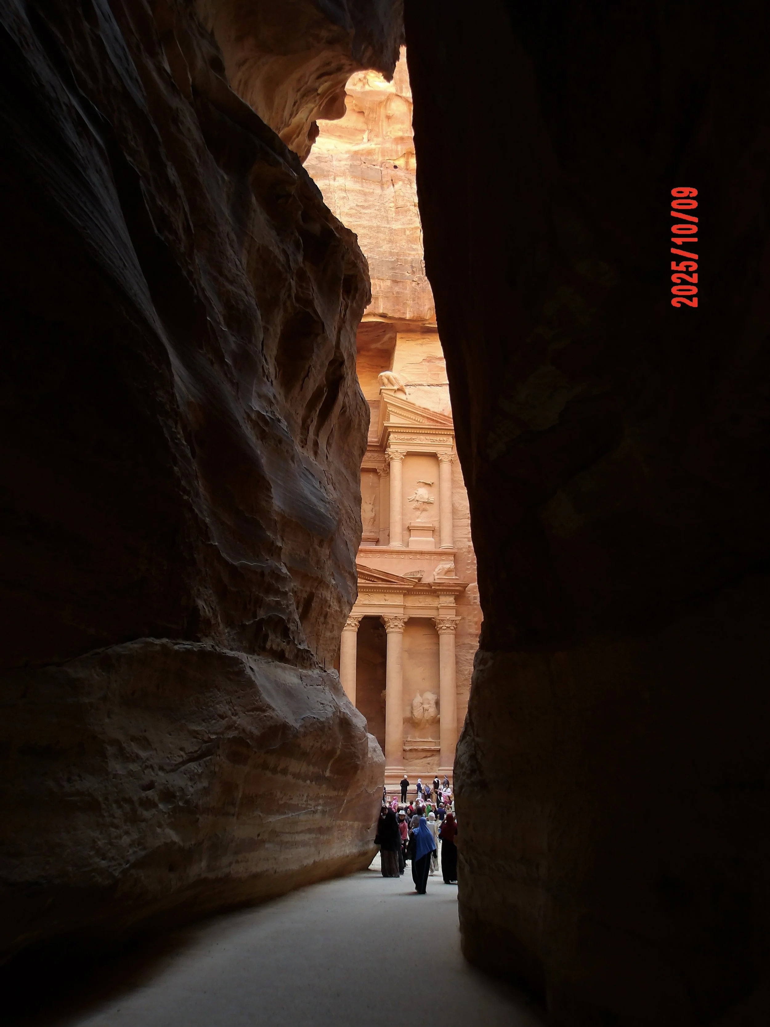 Foto del Tesoro en Petra. La fachada iluminada en la mañana.