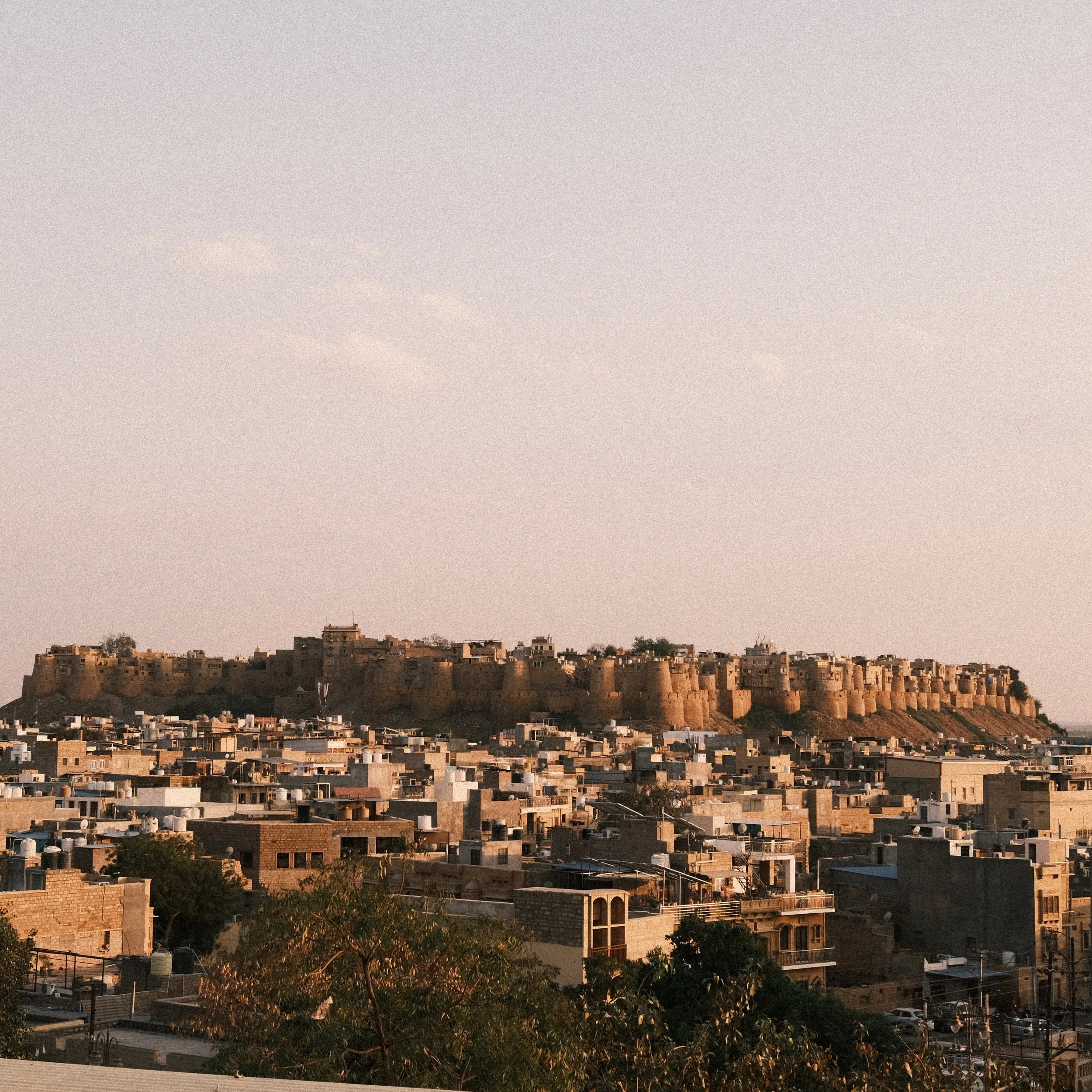 Qué Hacer en Jaisalmer: 4 Experiencias Imprescindibles en la Ciudad Dorada de la India