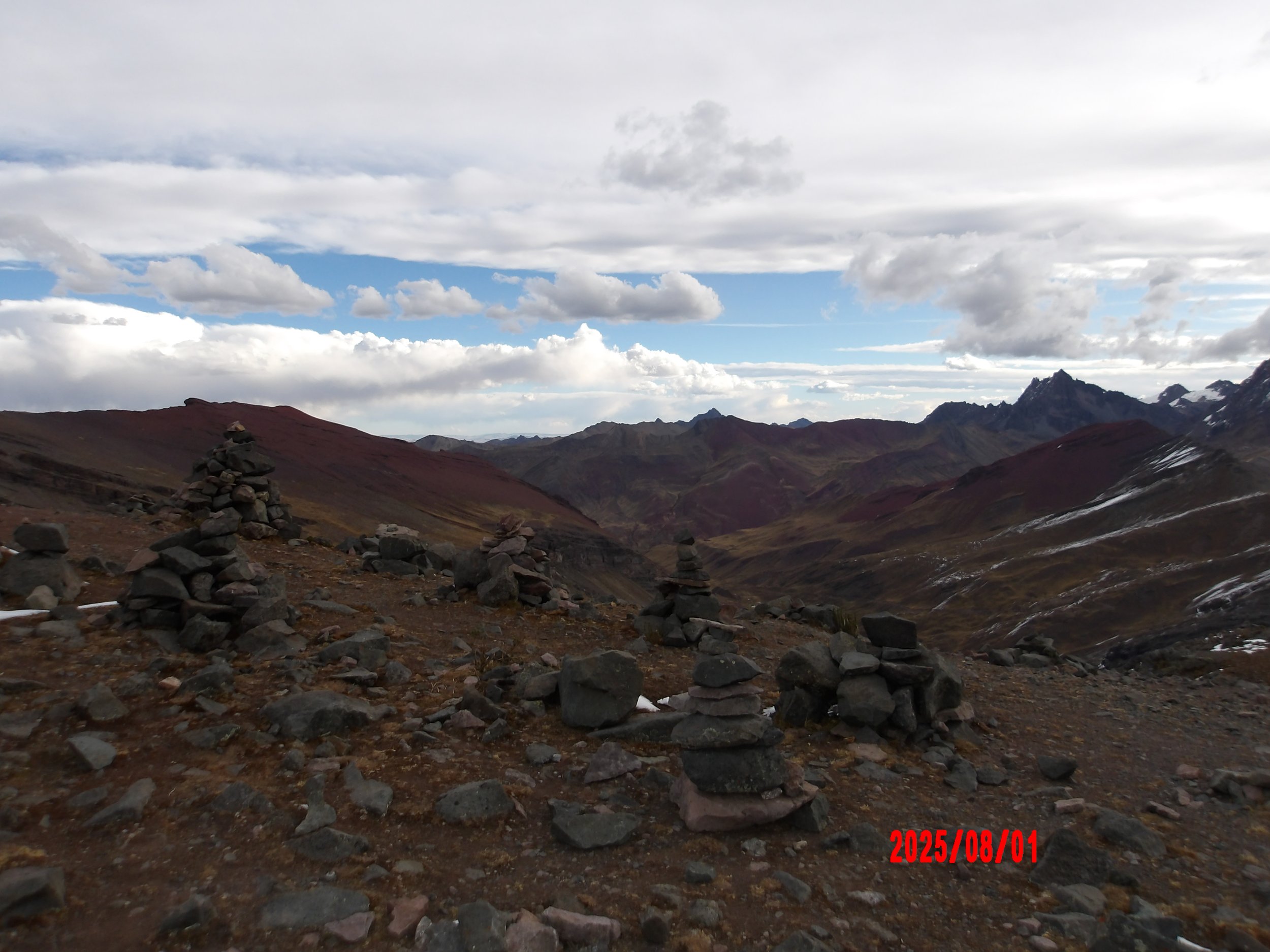 Apachetas en uno de los pasos del trek de Ausangate
