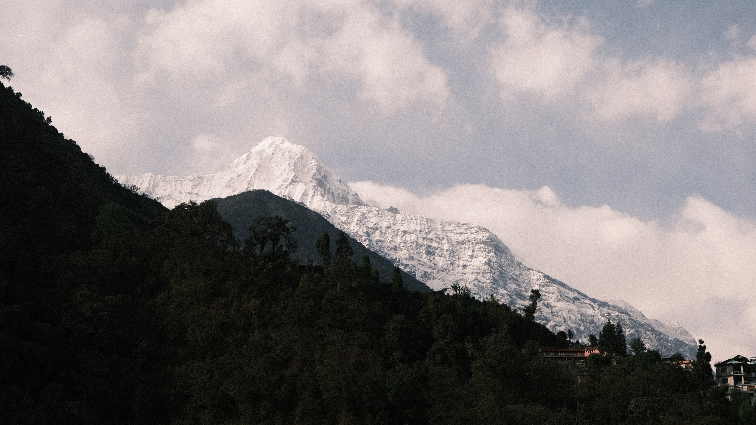 Montaña nevada en Nepal.