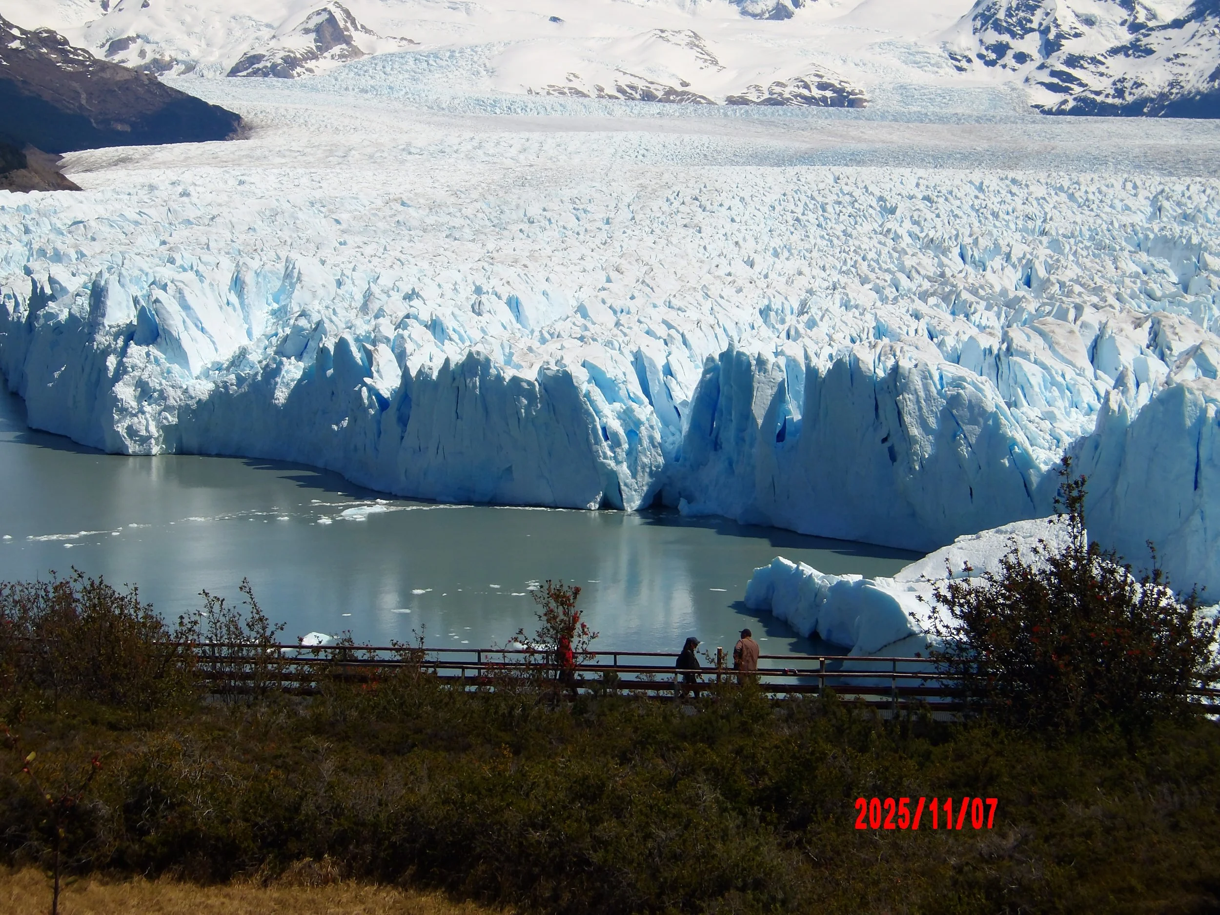 Pasarela con personas y el Glaciar Perito Moreno al fondo