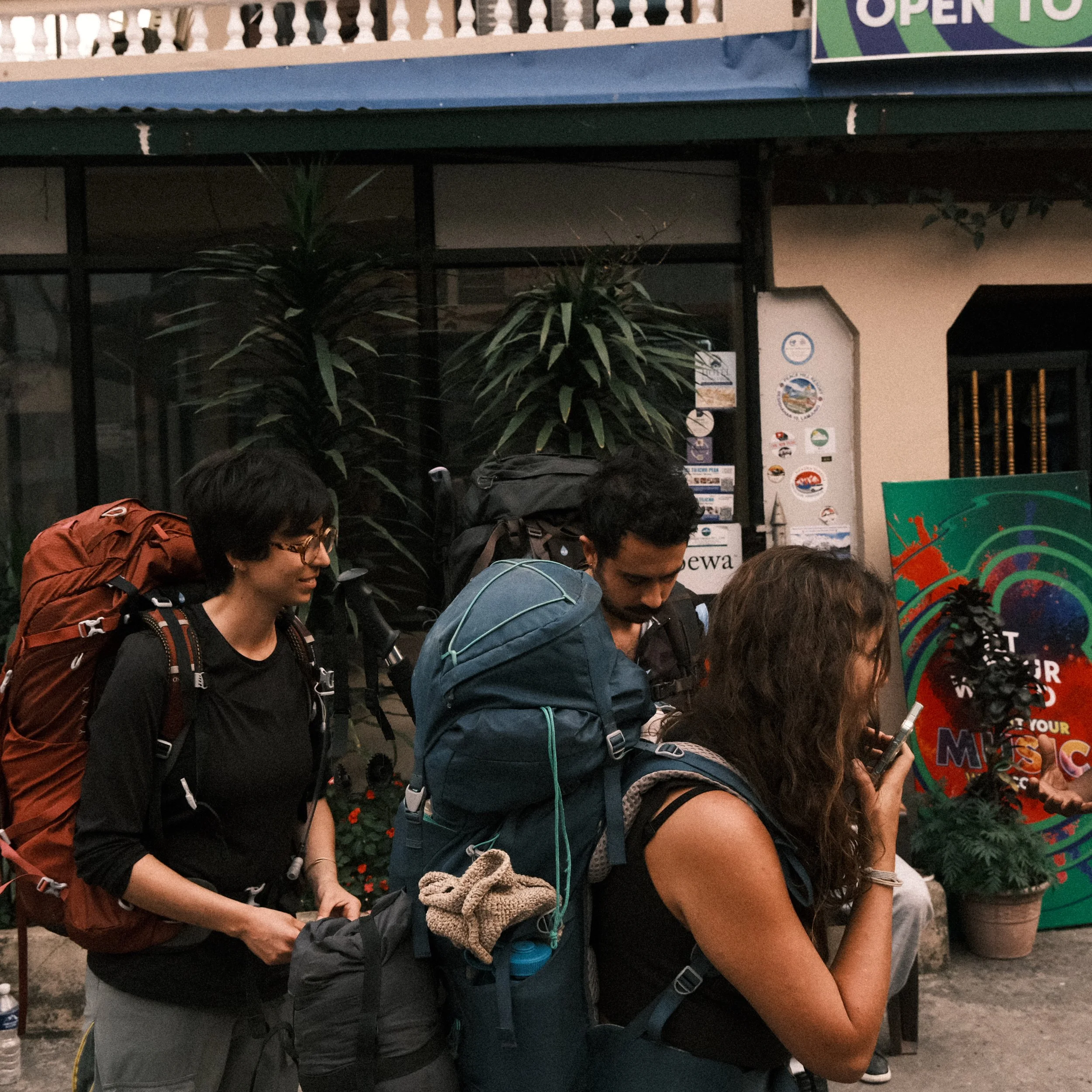 Personas con maletas preparados para empezar el circuito de annapurna