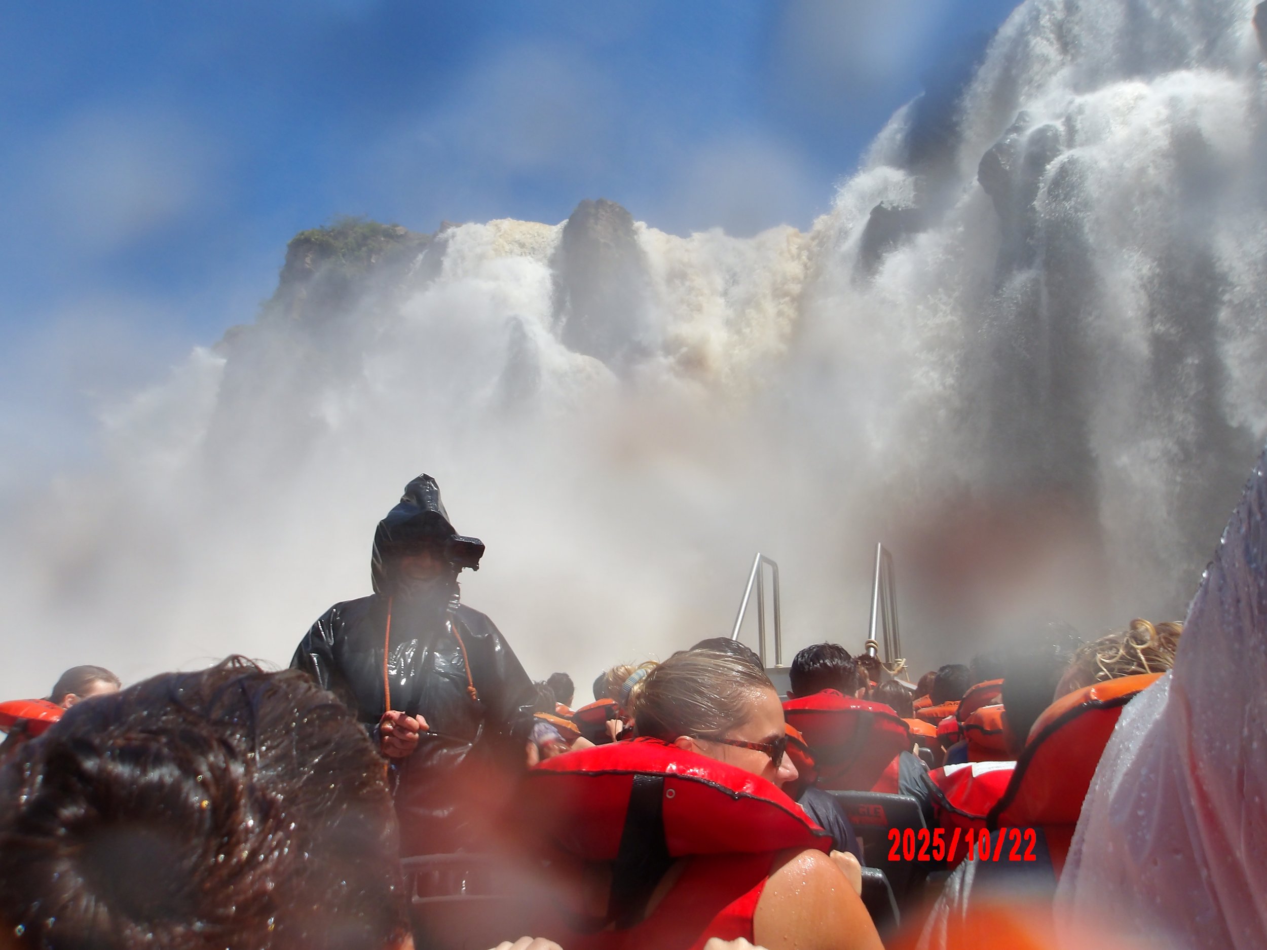 Personas mojadas en una lancha en las Cataratas de Iguazú en Argentina.