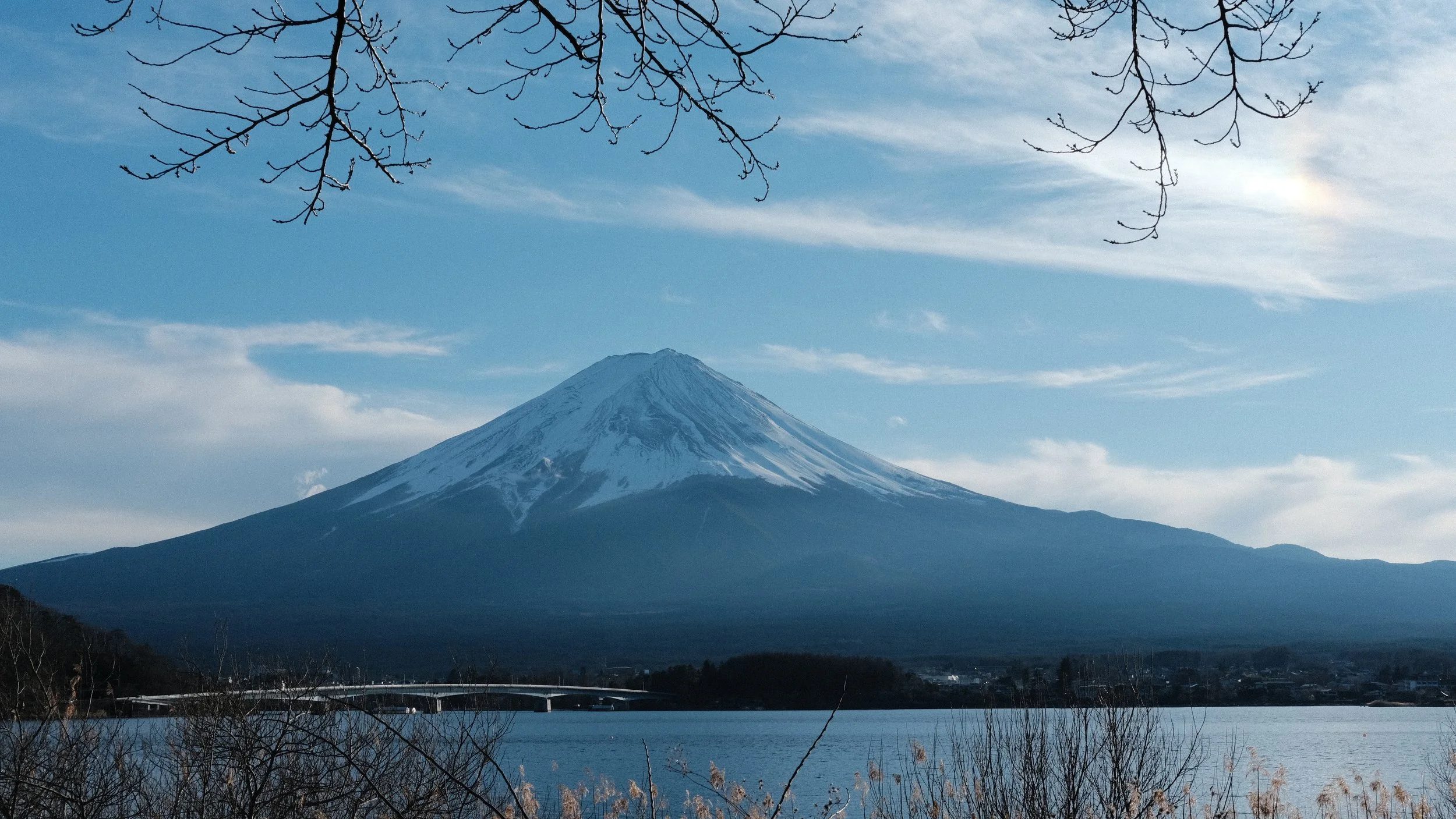 Foto del Monte Fuji con un lago.