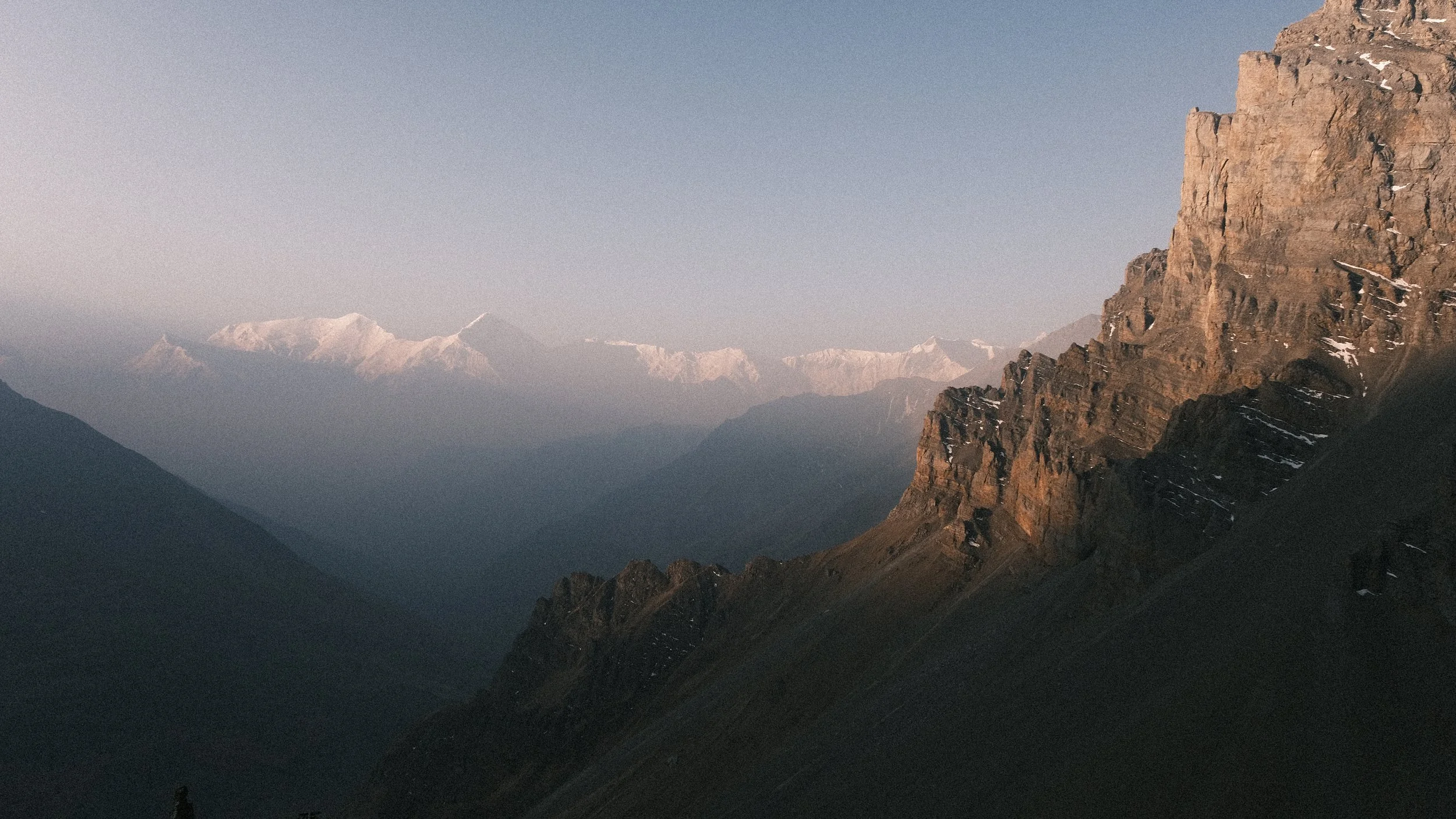 Foto al amanecer con los Himalayas en el fondo, en Nepal.