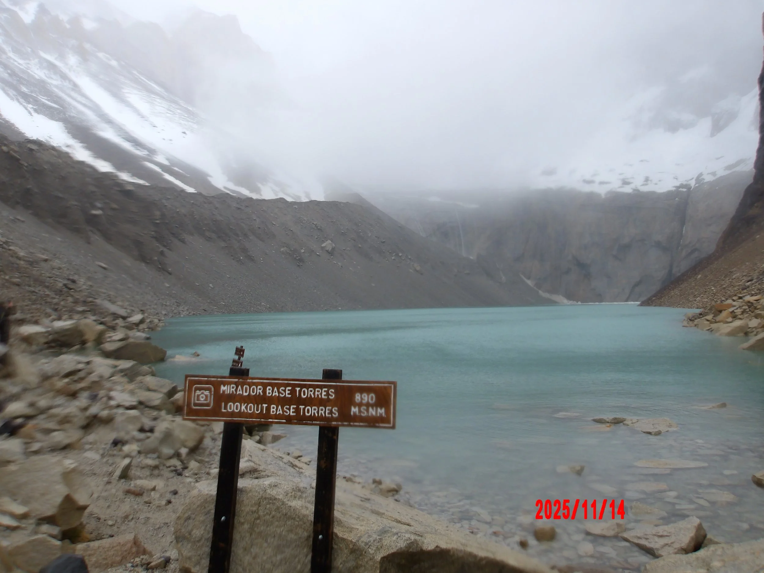 Mirador Base Torres en día nublado en Torres del Paine, Patagonia, Chile.