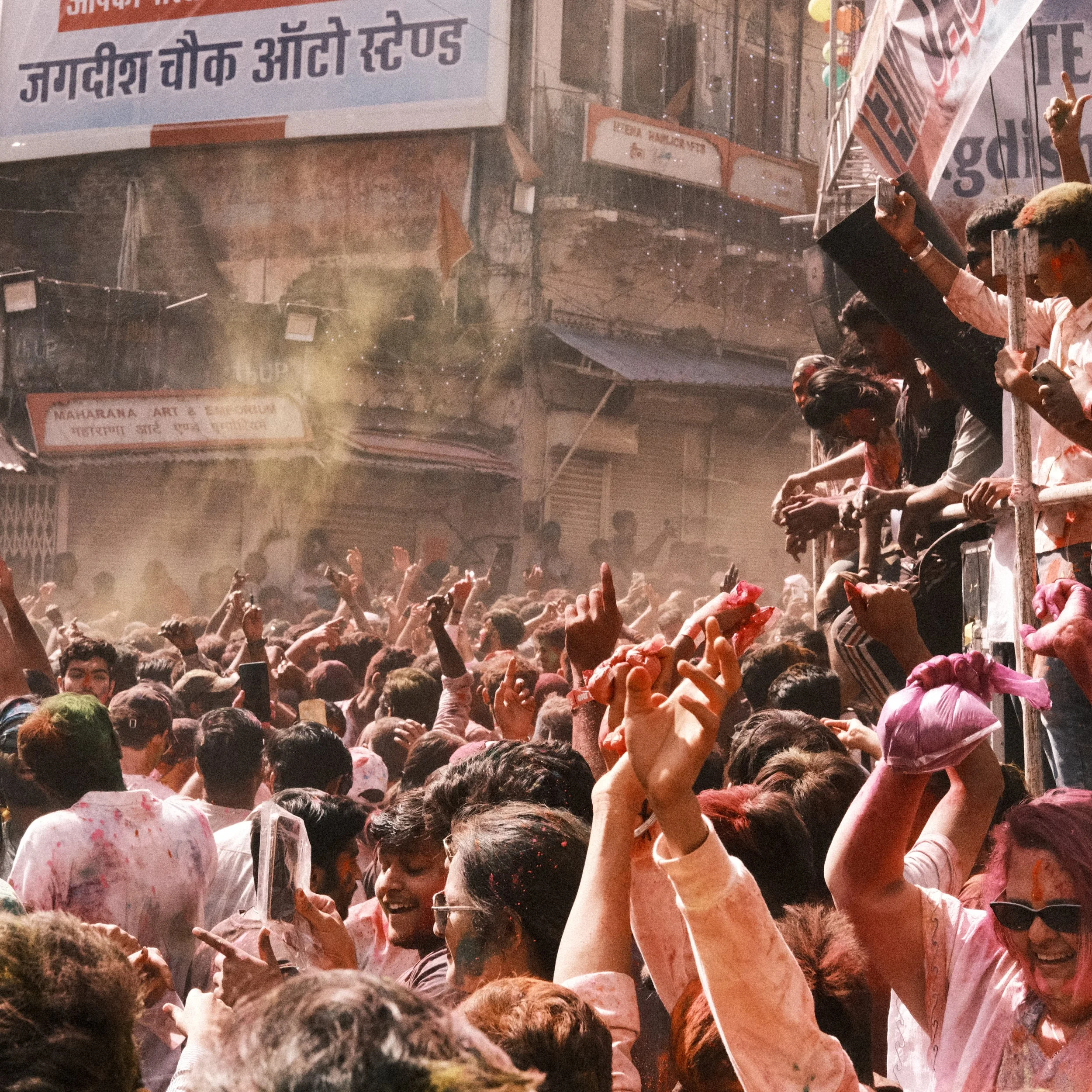 Multitud celebrando Holi en Udaipur