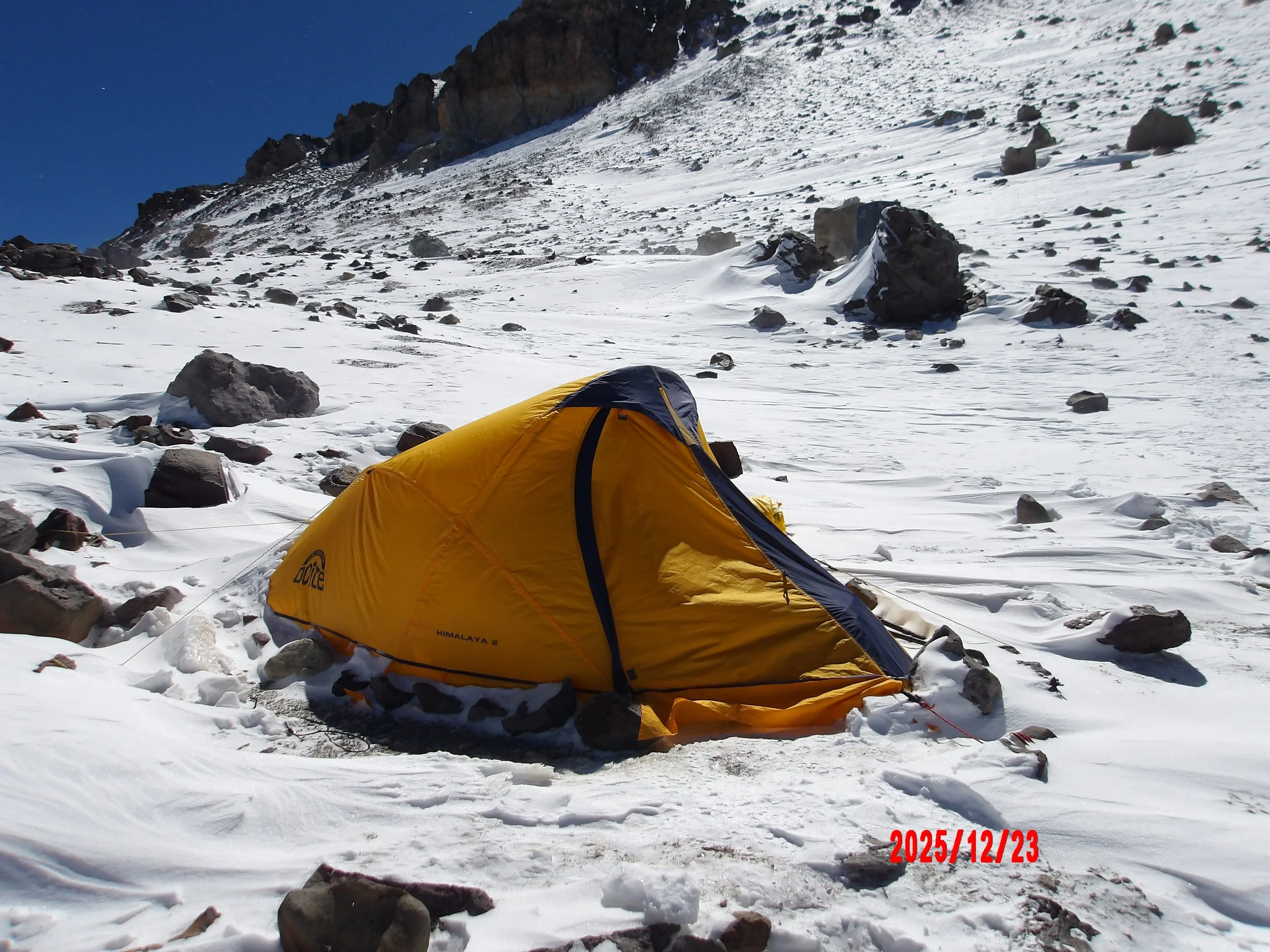 Carpa rodeada de nieve en Campamento Cólera.