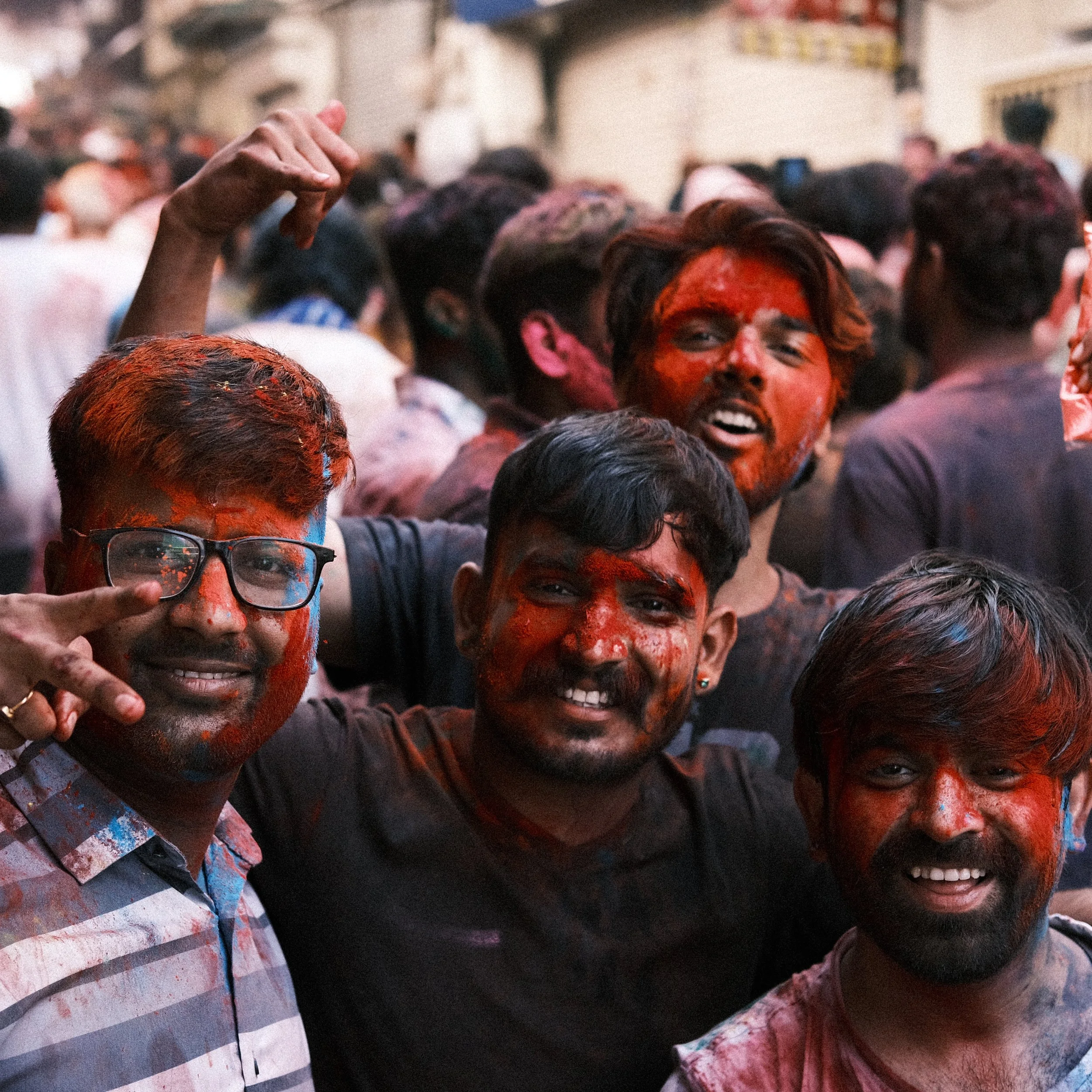Amigos sonriendo con la cara pintada durante Holi en India