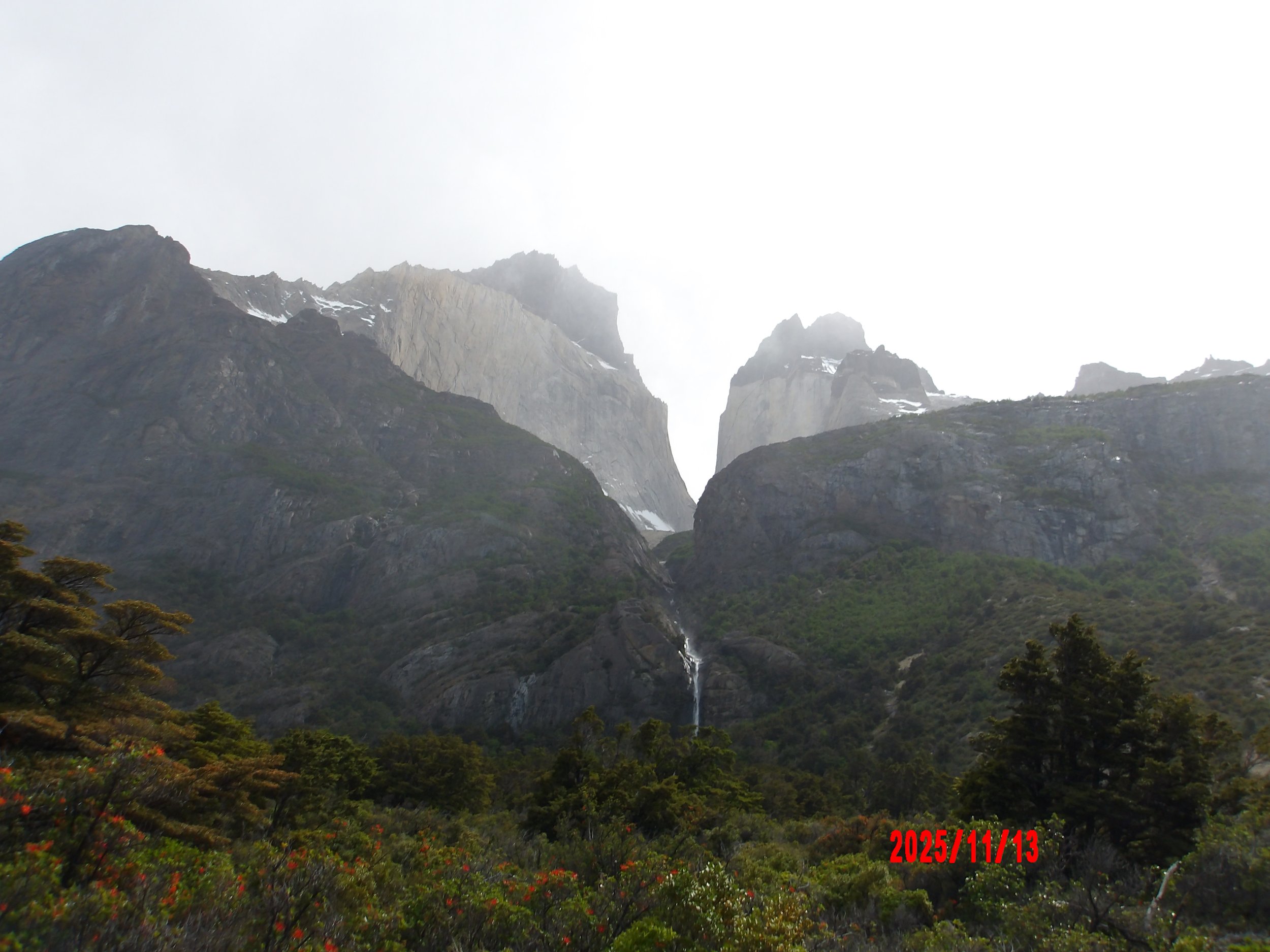 Montañas y cascada en Torres del Paine, Patagonia, Chile.