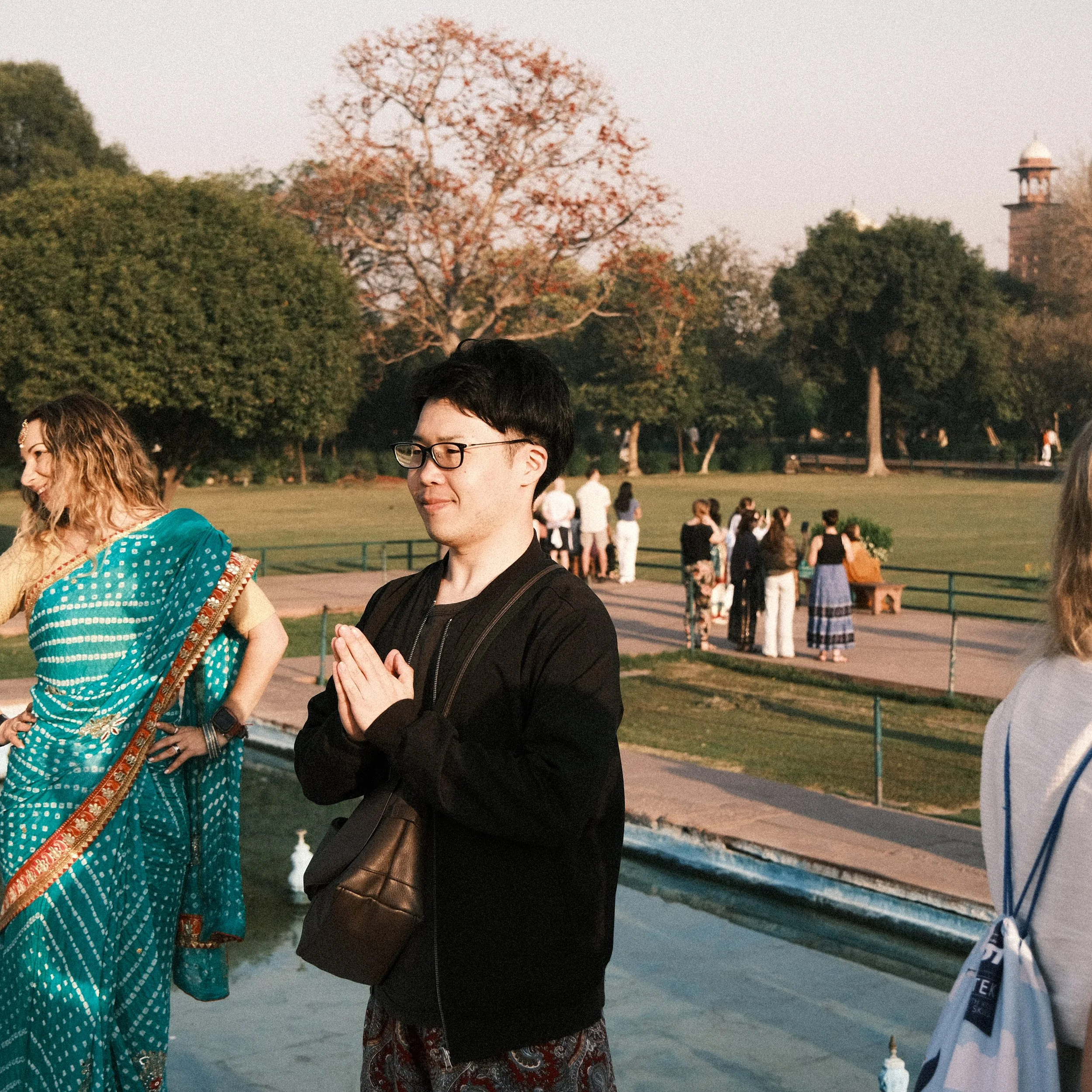 Persona posando frente al Taj Mahal