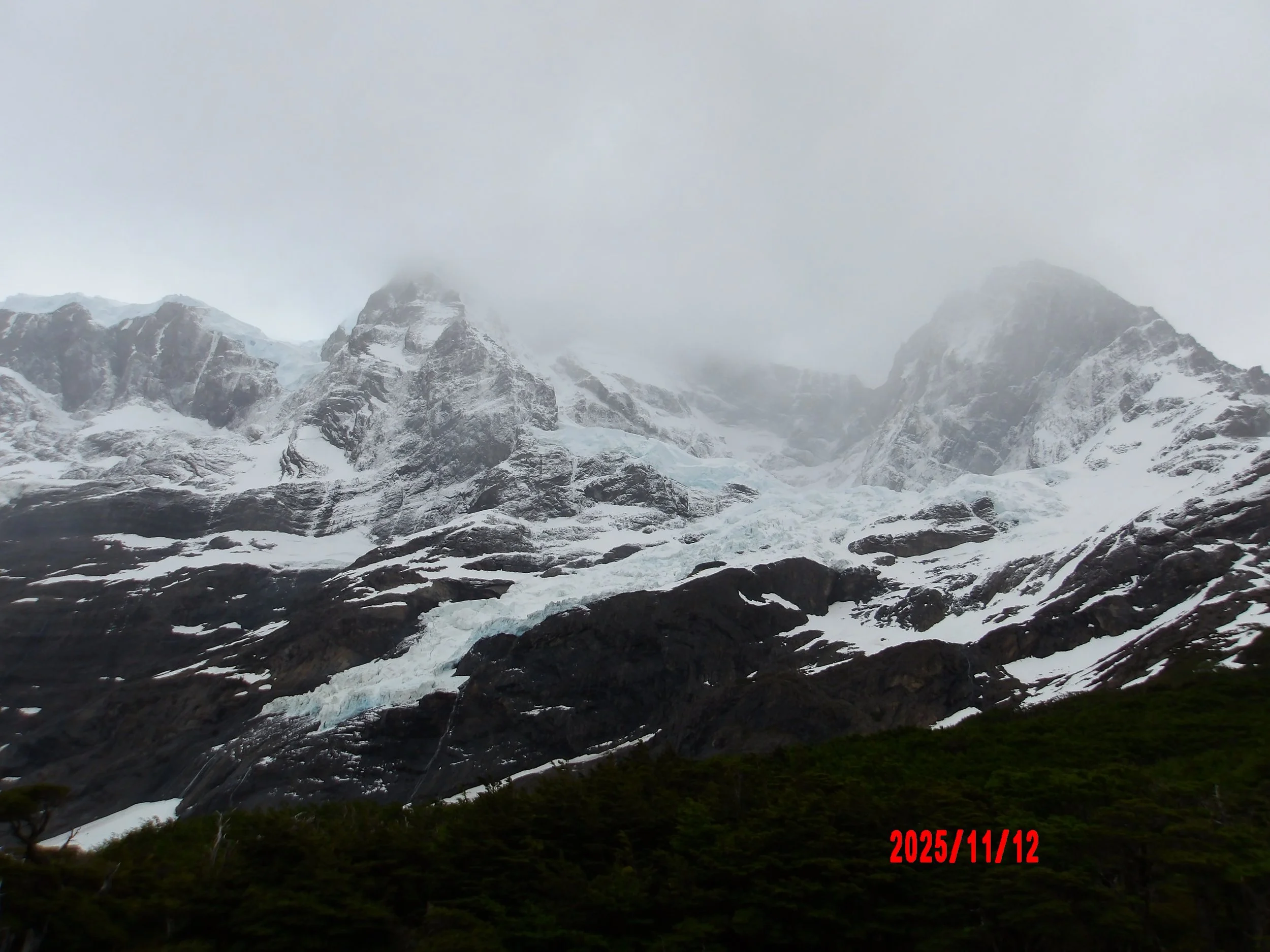 Montañas con glaciares en el W trek