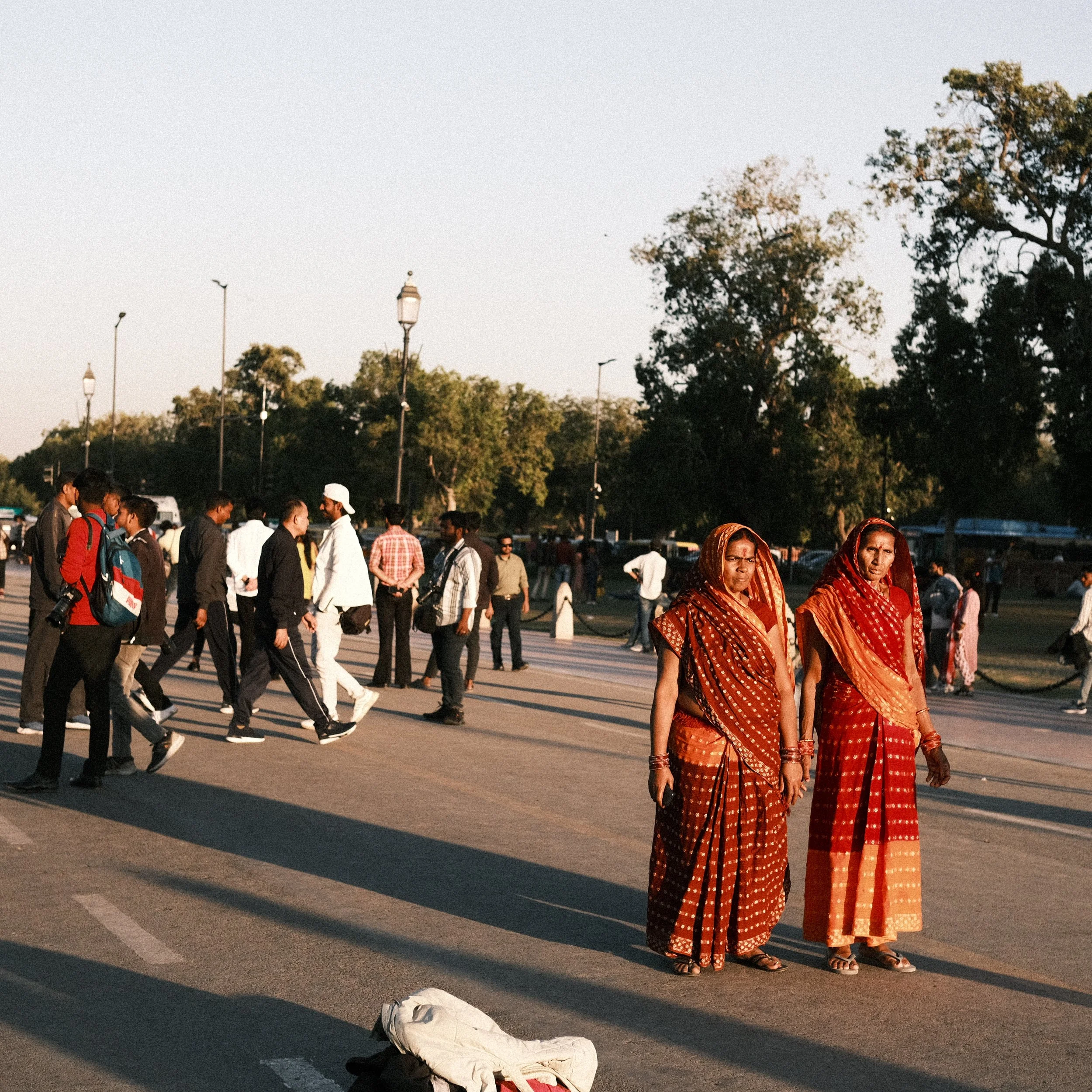 Mujeres con vestidos tradicionales de la India al anochecer en Delhi.
