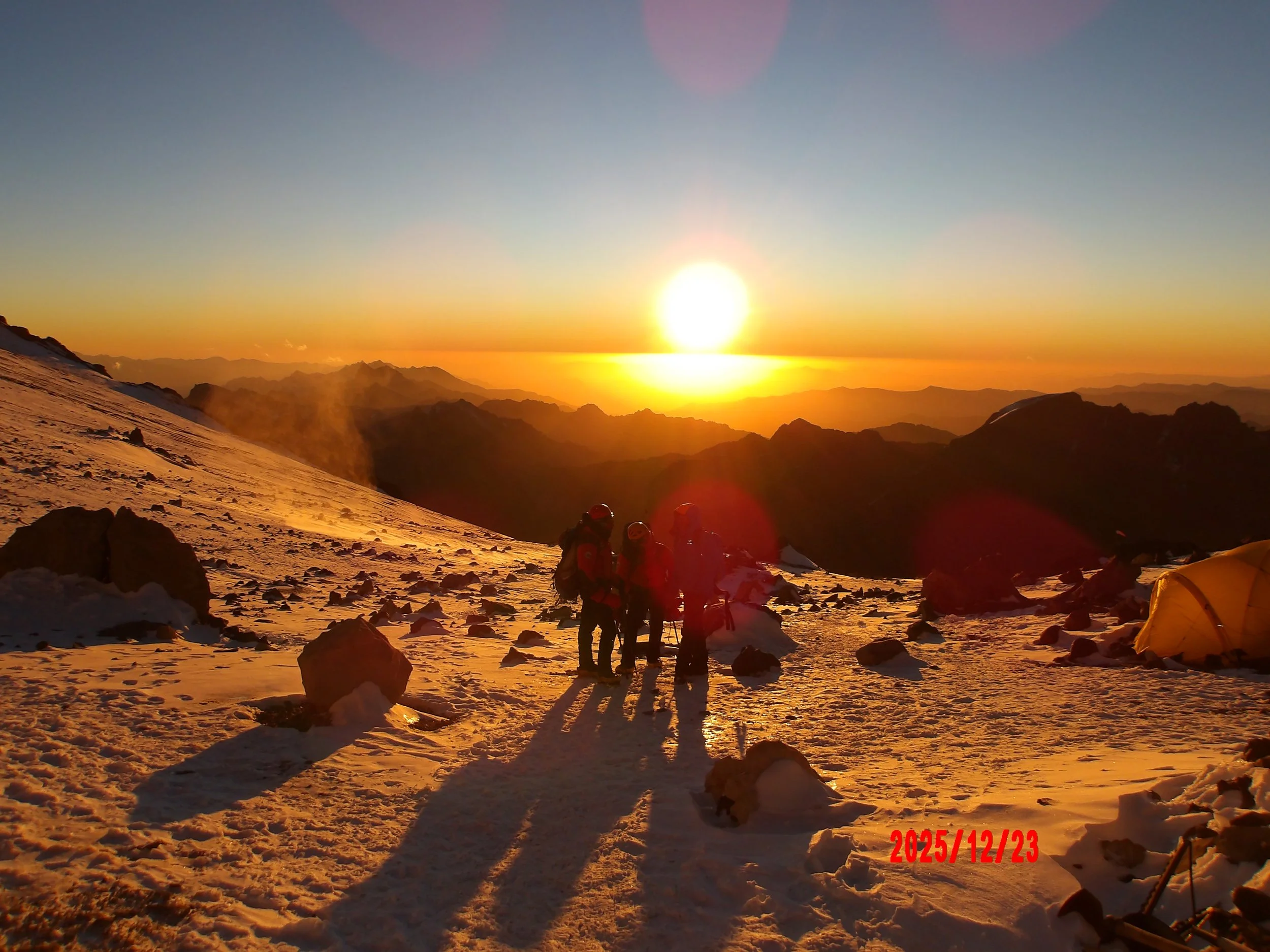 Personas al anochecer en Campamento Cólera.