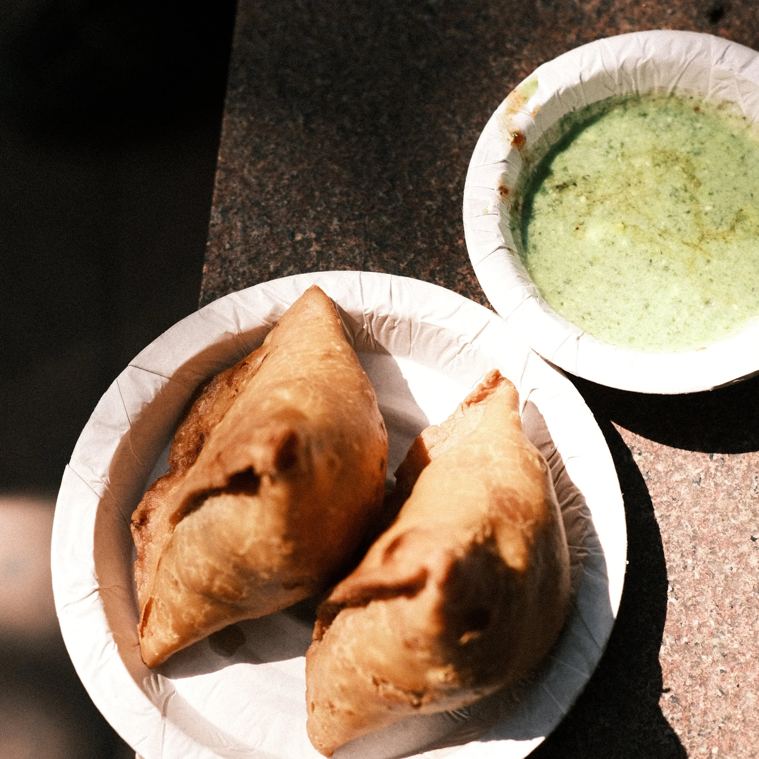 Comida India en Mercado en Viejo Delhi, Chandni Chowk.