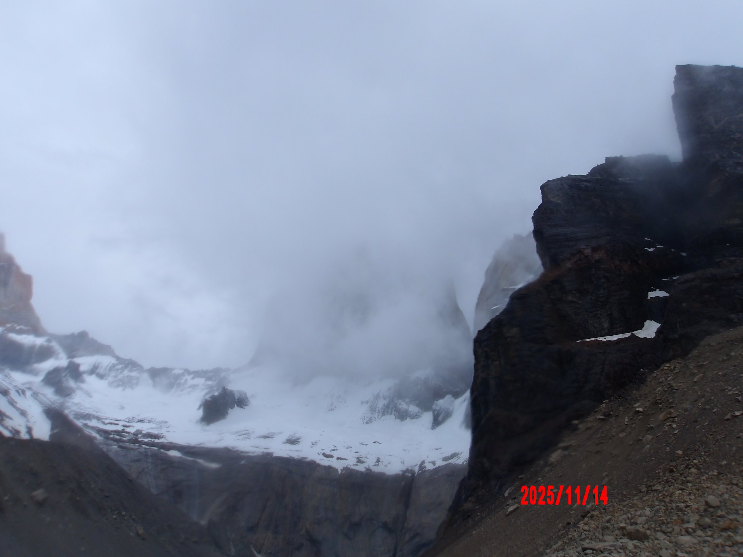 Montañas con lluvia y niebla en Torres del Paine