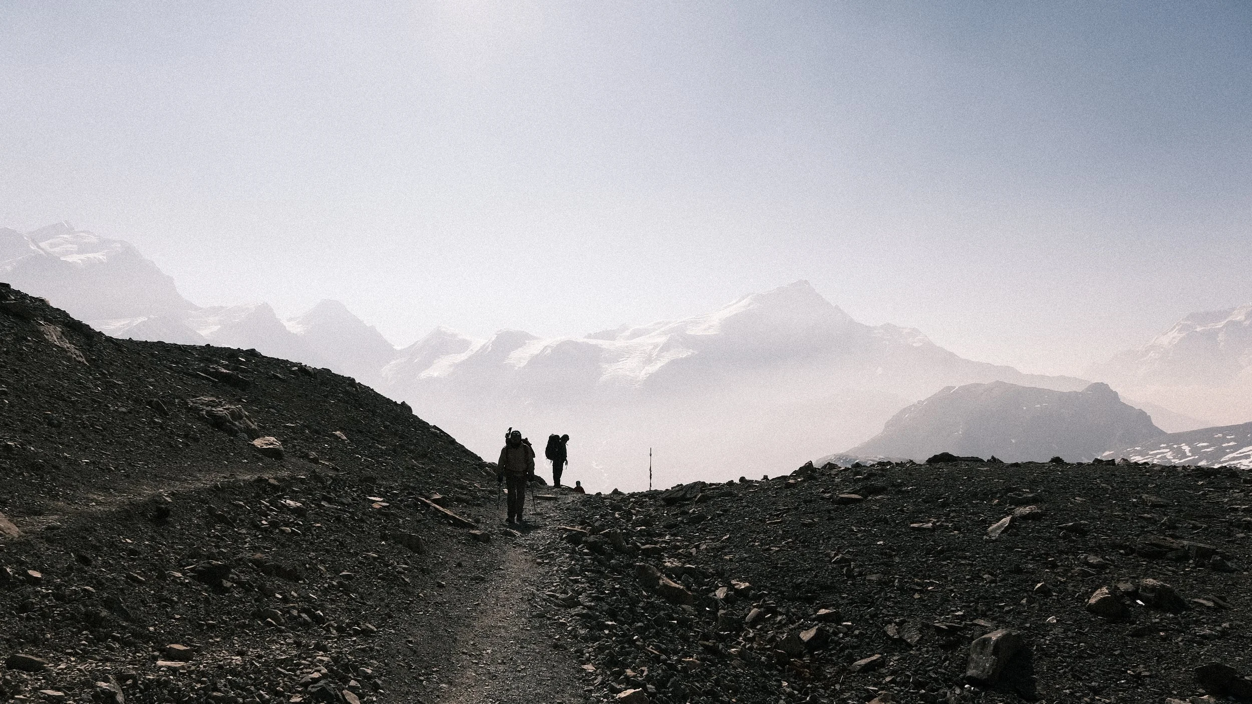 Sendero en el Circuito de Annapurna con personas y las montañas al fondo.