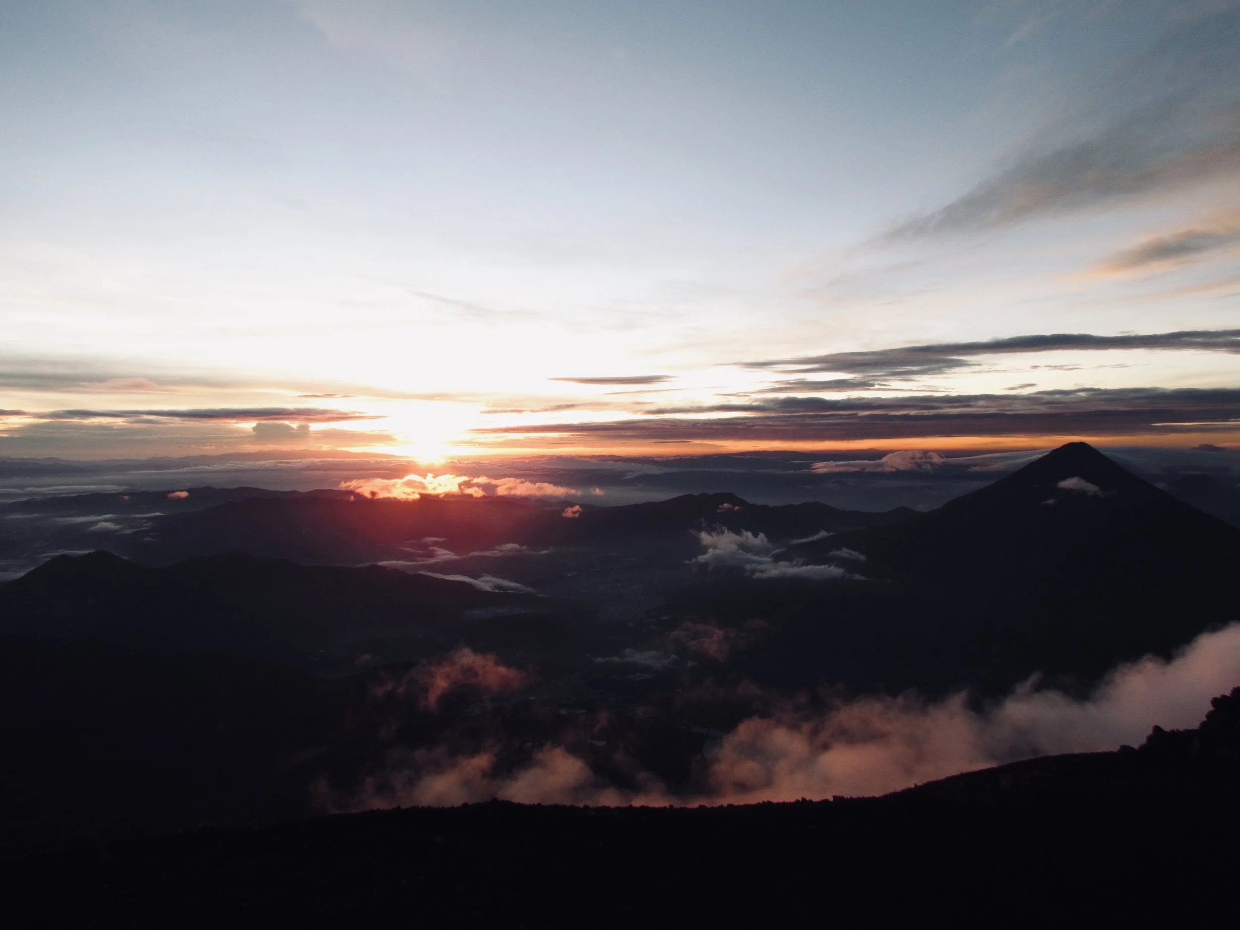Amanecer desde el Volcán Acatenango en Guatemala.