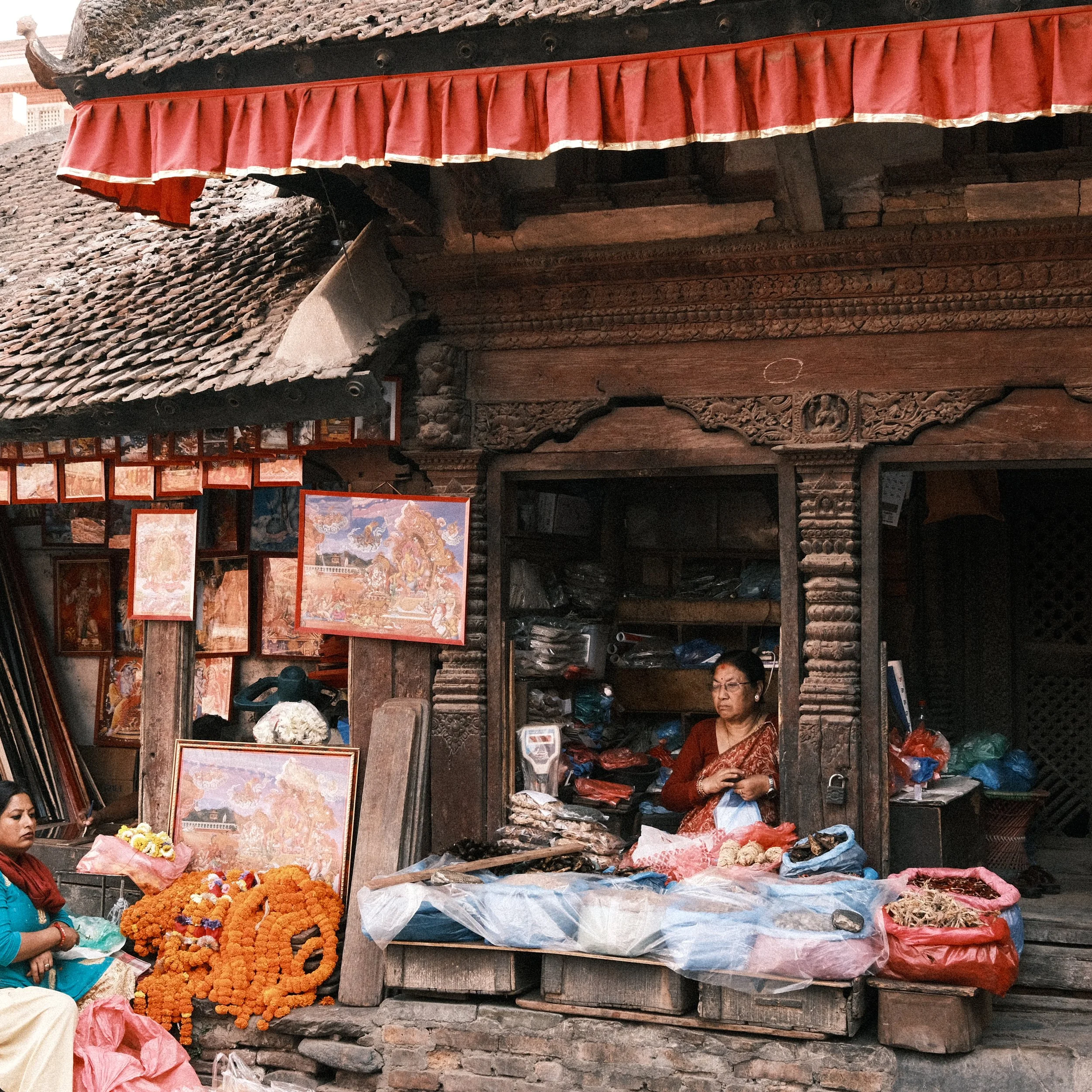 Mujer vendiendo mercancías en la plaza Durbar