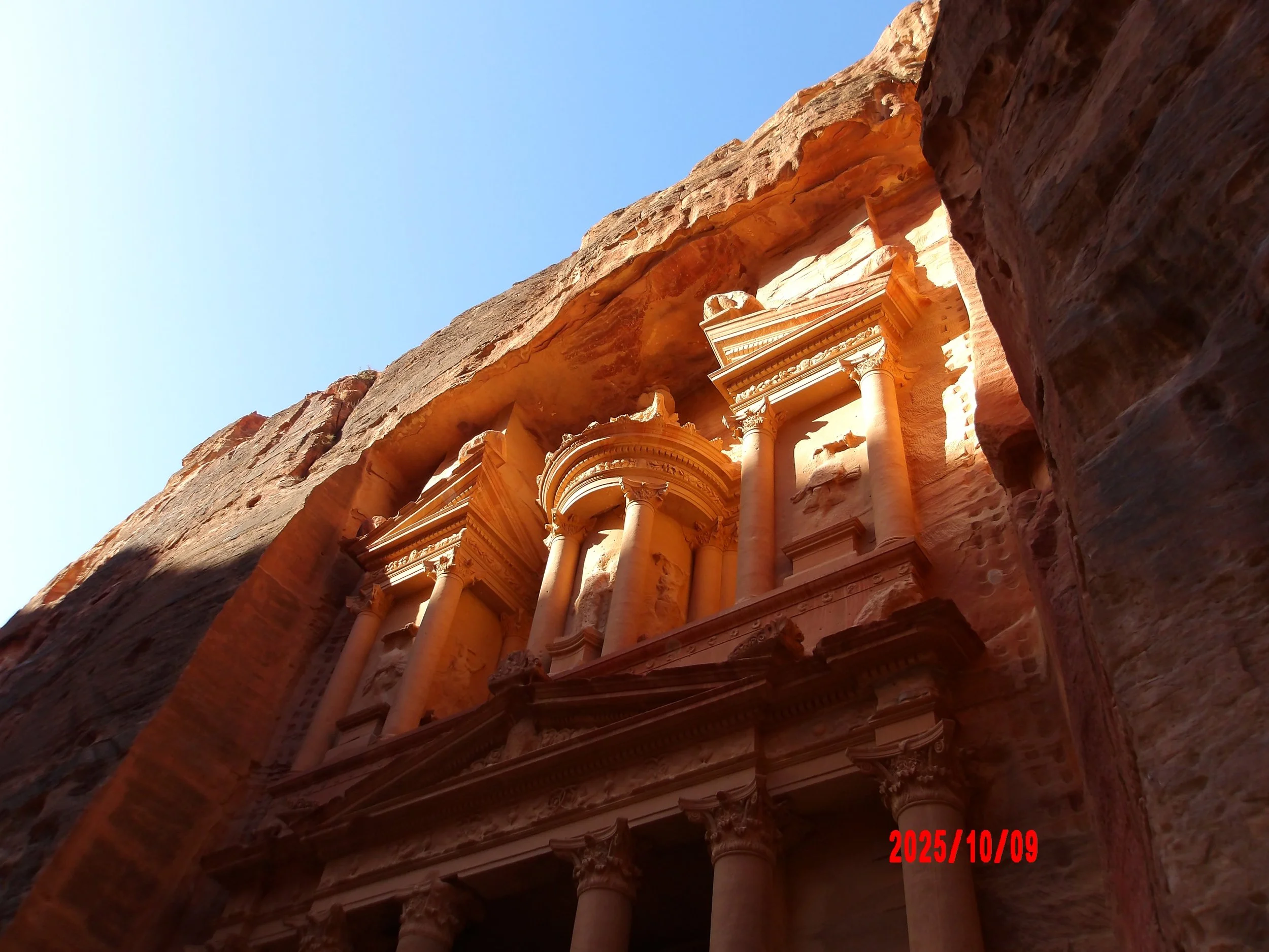 Parte superior de el Tesoro en Petra alumbrado por el sol