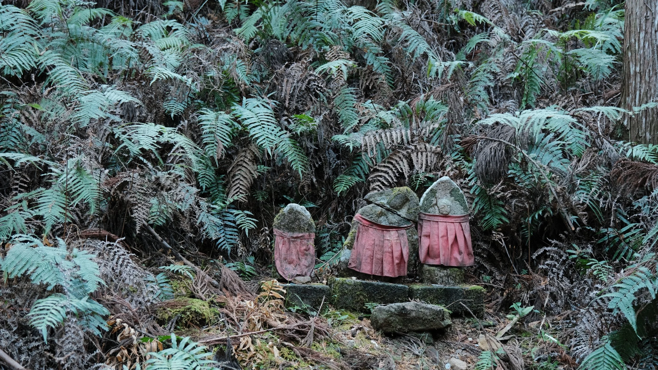 Estatuas de piedra en el Kumano Kodo.