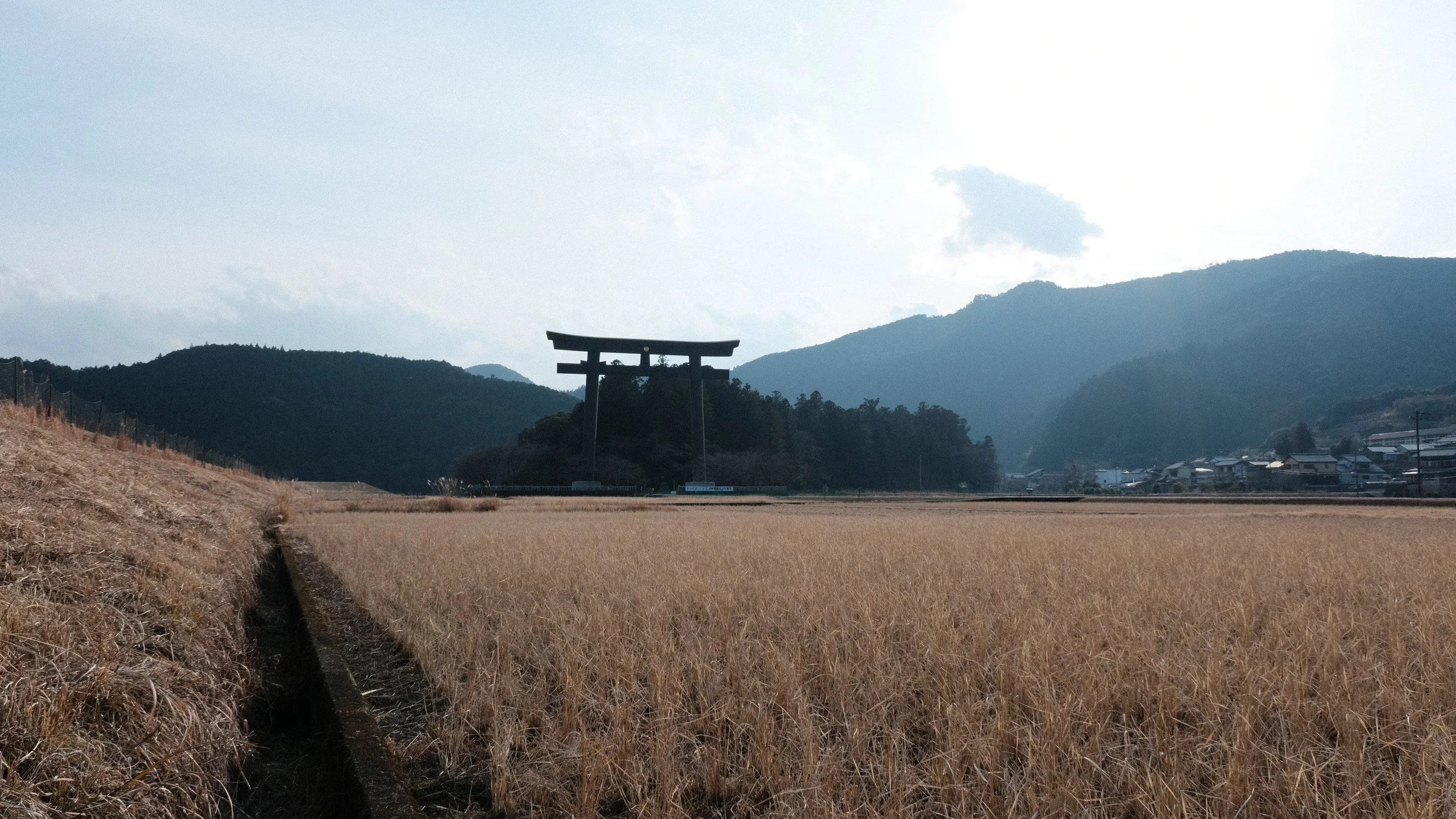 Puerta torii gigante en Kumano Kodo.
