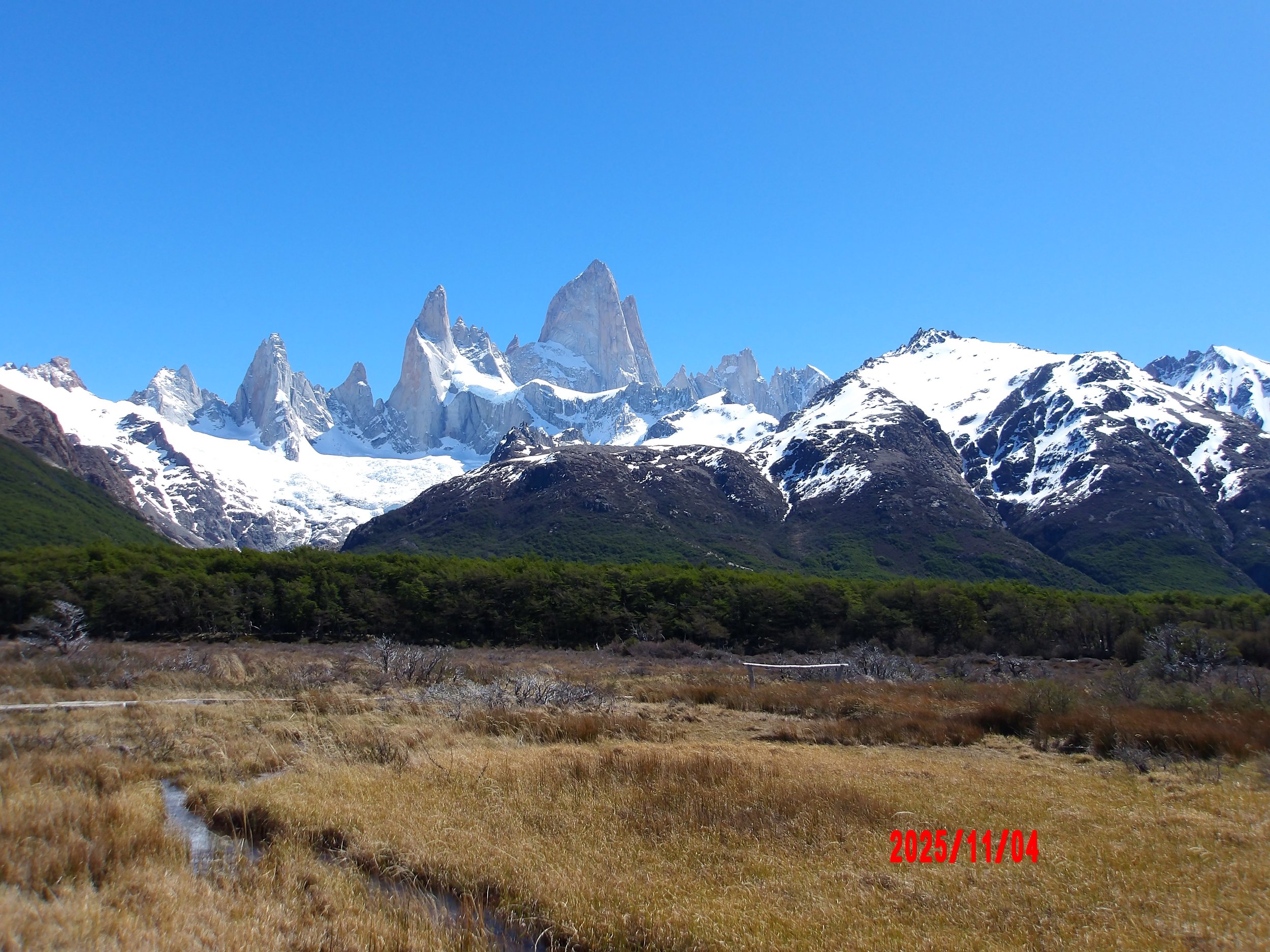 Fitz Roy al fondo en el sendero a laguna de los 3