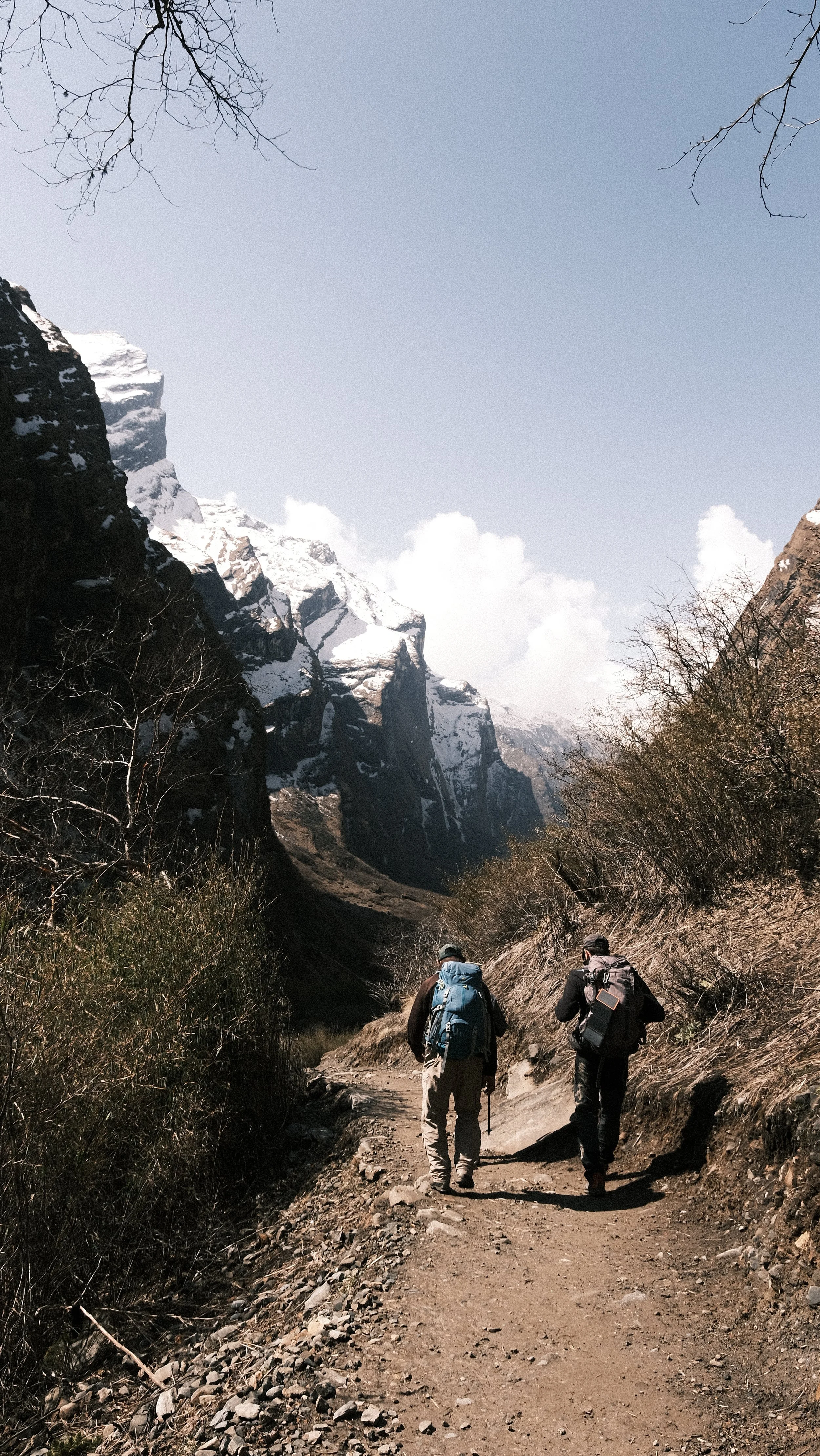 Personas caminando rodeados de montañas.