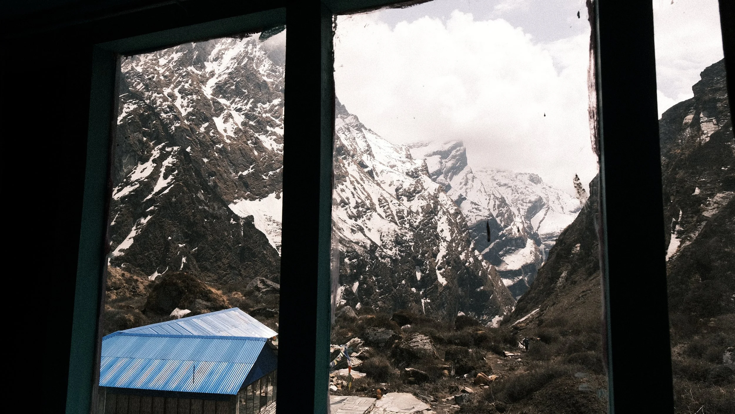 Montañas nevadas desde ventana.