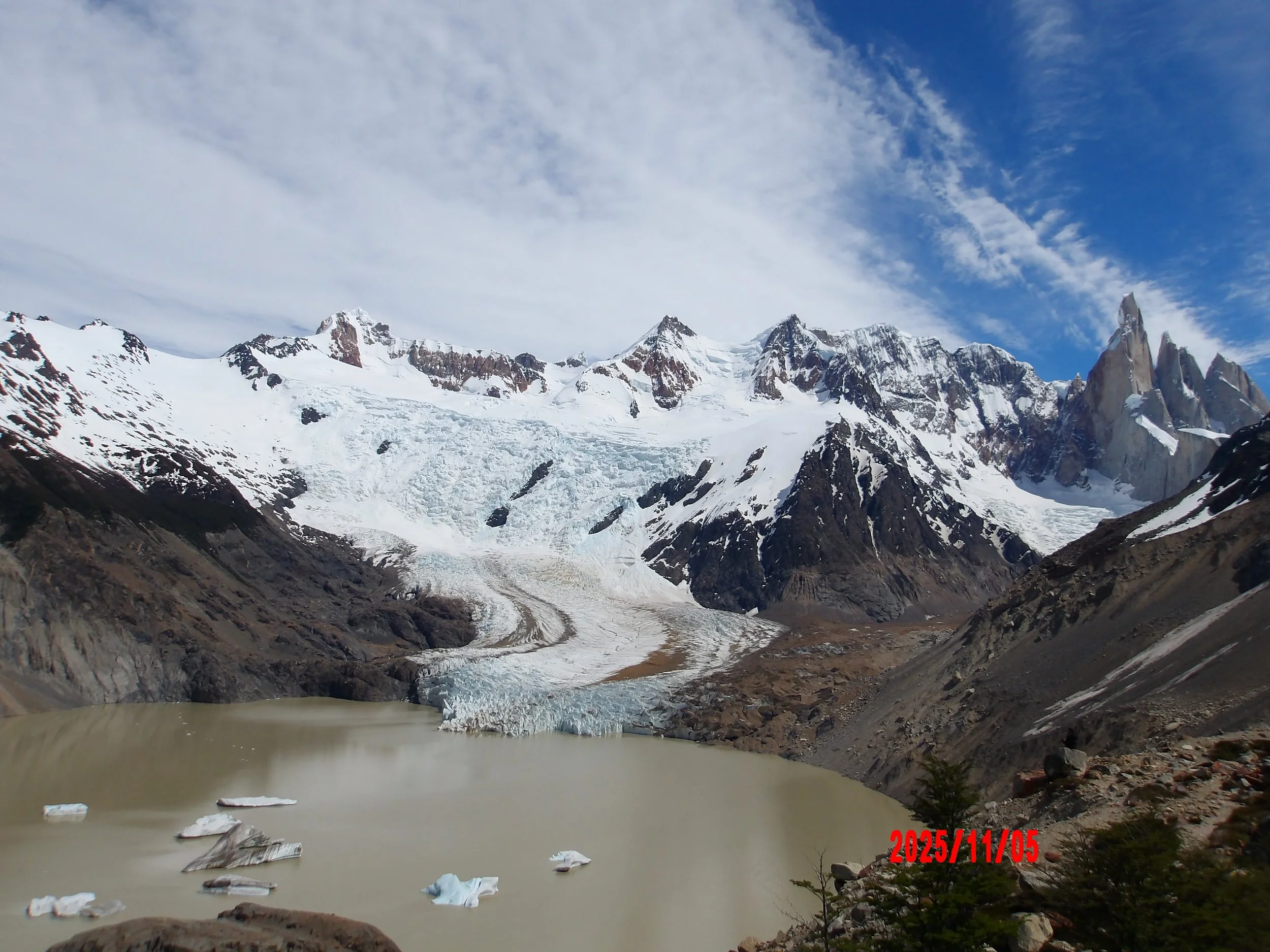 Laguna y glaciar con montañas al fondo, en Laguna Torre, en Patagonia, Argentina.