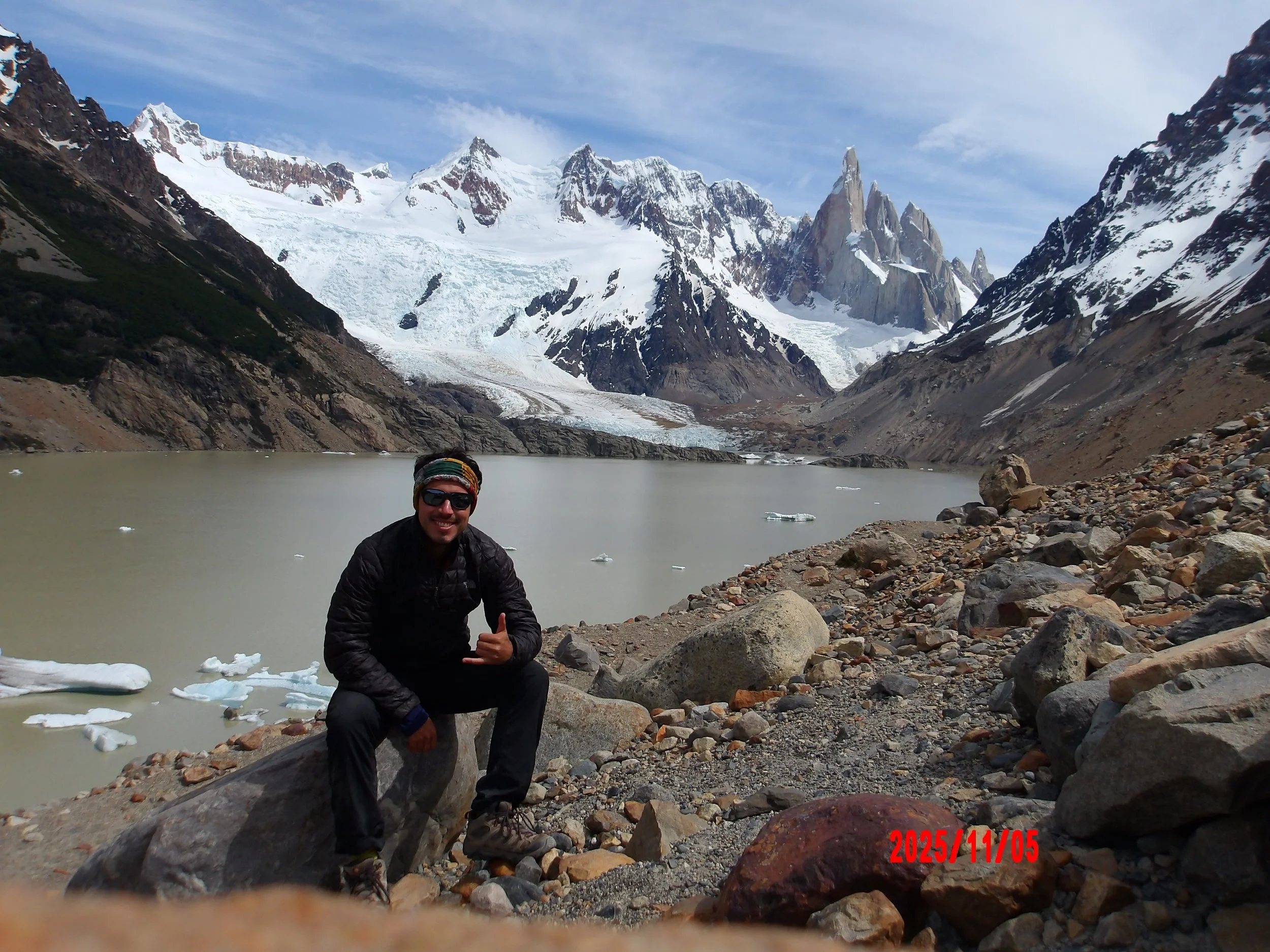 Foto de persona sonriendo con la Laguna Torre y Cerro Torre al fondo
